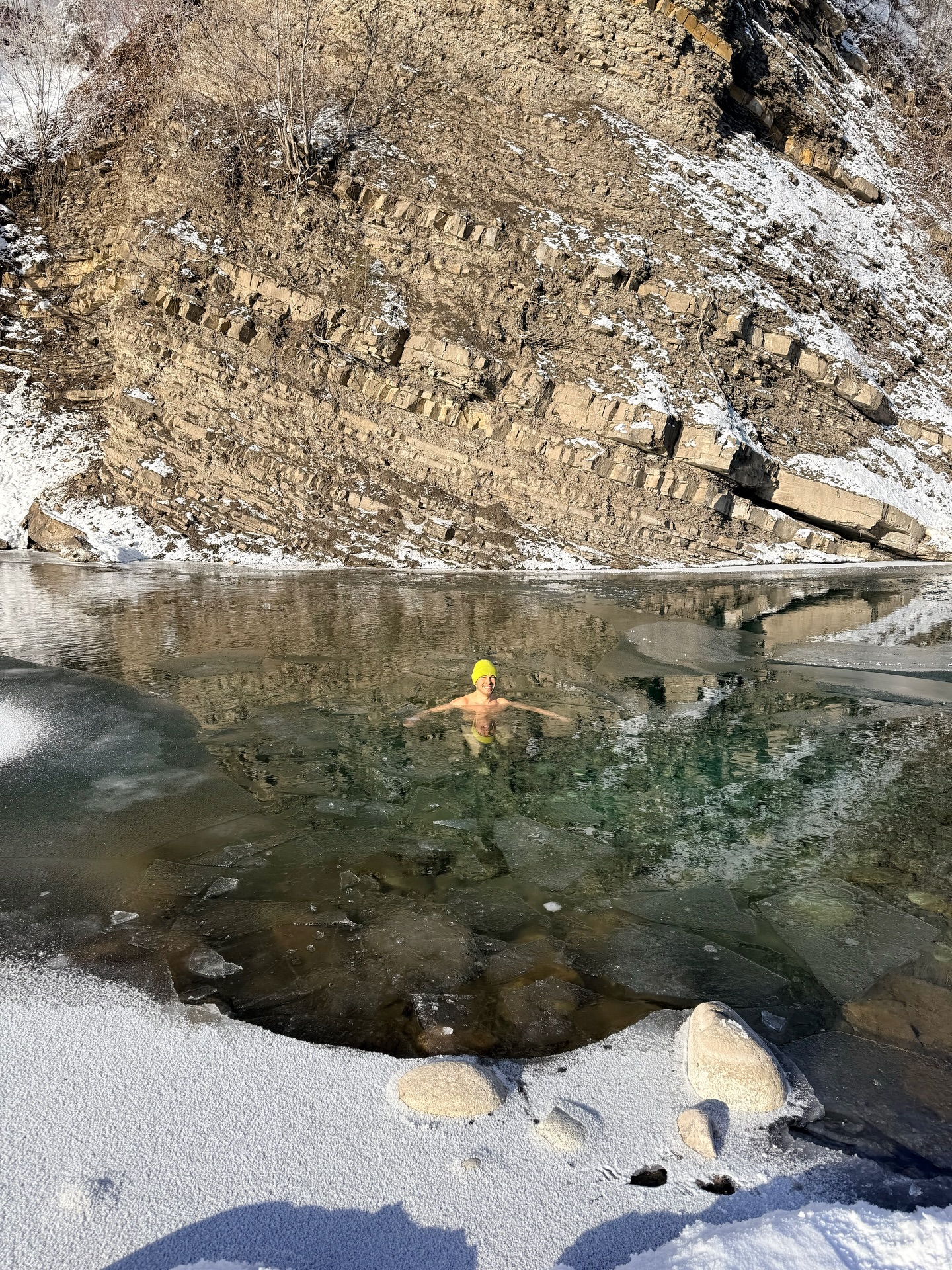 Ahoj przygodo! 🥶
Słońca wokół coraz więcej i za chwilę zacznie się kopanie w ogródku. Ale tymczasem podzielę się z Wami jeszcze takim turbo zimowym postem 🥶🏔️⛄️❄️🌊
Na co dzień, w Krakowie, odwiedzam Zakrzówek w celu zaczerpnięcia wątpliwej (dla niektórych) przyjemności z lodowatej kąpieli. Ale kiedy tylko nadarza się sposobność, zaglądam koniecznie do Jurgowa! Możliwość odwiedzania takich magicznych miejsc to luksus w moim pojęciu ✨
Samo przebywanie tutaj koi ciało i duszę, uziemia i nastraja pozytywnie. A zanurzenie w tym krystalicznym potoku to już kosmos! 🤩
A w nagrodę za brawurową kilkuminutową kąpiel w tej lodowatej wodzie, która po rozbiciu kry zaczyna zamarzać ponownie odrazu, potężny ładunek energii na cały dzień 🚀
Zważywszy na temperatury wody zaryzykowałbym stwierdzenie, że sezon na morsowanie trwa tutaj cały rok 😅
Tym razem w ramach rozgrzewki przed i po - krótka, ale jakże malownicza trasa na biegówkach 🎿🎿
:::
.
.
.
.
.
#bartoszcibajewelry #bartoszciba #błogostan
#ładowanietwórczejbaterii #niedzielneeskapady