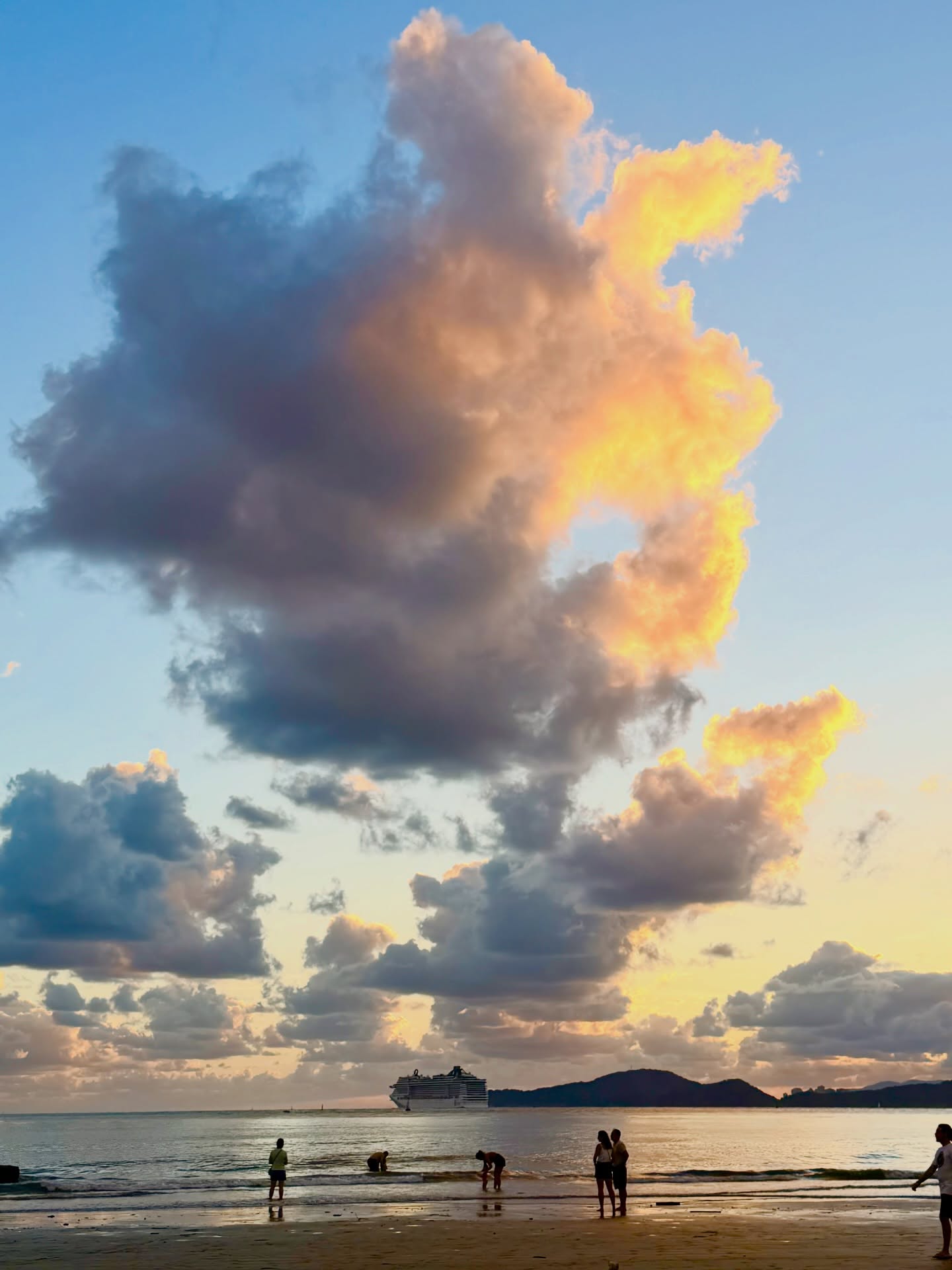 o sol não se despede
simplesmente
vai
nuvem grande
engole o céu
e cospe ouro
gente na areia
não sabe
que é paisagem
navio passa
como pensamento
que a gente não segura
o horizonte
é só o limite
dos nossos olhos
o mar
não tem pressa
por isso chega sempre
#poesia #poesiabrasileira #trabalhoautoral
#arteempalavras #poem