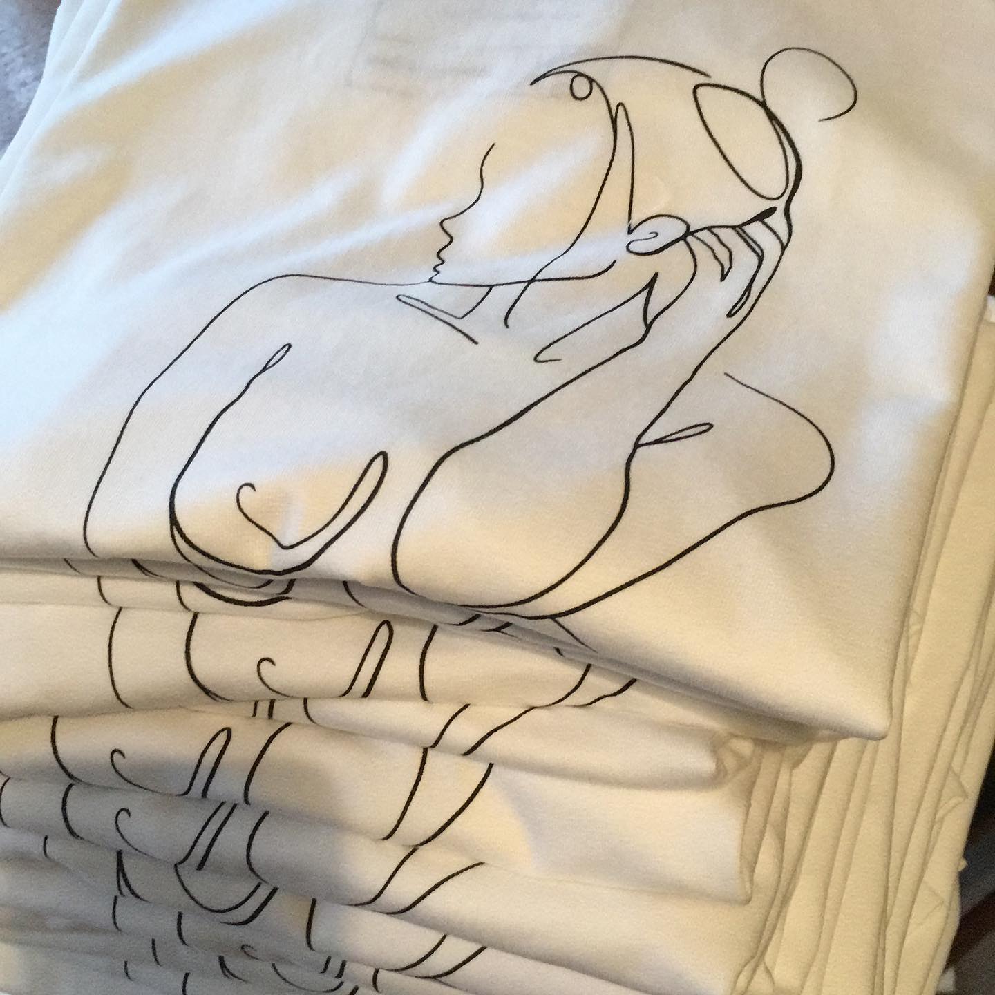 New shirts four one of our customers designed and produced for their Women’s Day campaign.....
Organic simple lines, onto soft Organic sustainable cotton, hand pulled using eco friendly links....
.
.
.
.
.
#womenowned #womensday #handprinted #textileprint #ecoprint #loveprinting #ukbusinesswoman #womenshealth #womensupportingwomen #leopards #sustainablefashion #sustainability #ethicalbusiness #nottingham #artinfashion #supportsmallbusiness