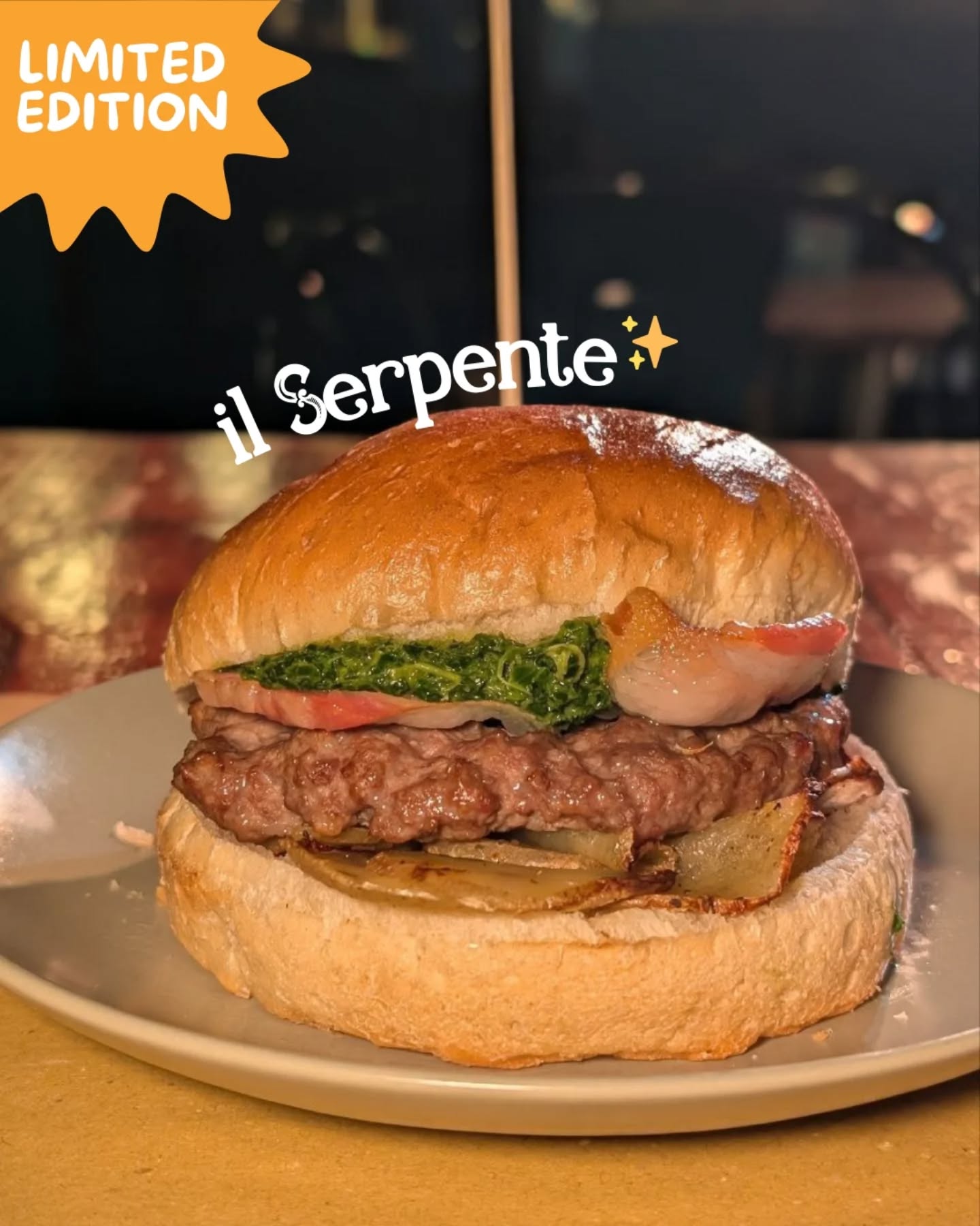 I burger in edizione limitata di marzo 💚🍔
Una rivisitazione NoxMade dei tradizionali piatti irlandesi a base di cavolo, patate e pancetta, per festeggiare il mese di San Patrizio con alcuni dei suoi simboli più famosi!
Il Serpente 🐍 // Il Trifoglio (veg) ☘️
🐮 hamburger di manzo // 🫘 hamburger di soia NoxMade
🥓 bacon // 🥓🌱 alternativa vegetale NoxMade
🥬 pesto di cavolo nero NoxMade
🥔 dischetti di patate al forno
Da stasera, tutti i fine settimana di marzo!
📍Nox&Hop Viale Ivo Montagni 190 Limite sull'Arno (FI)