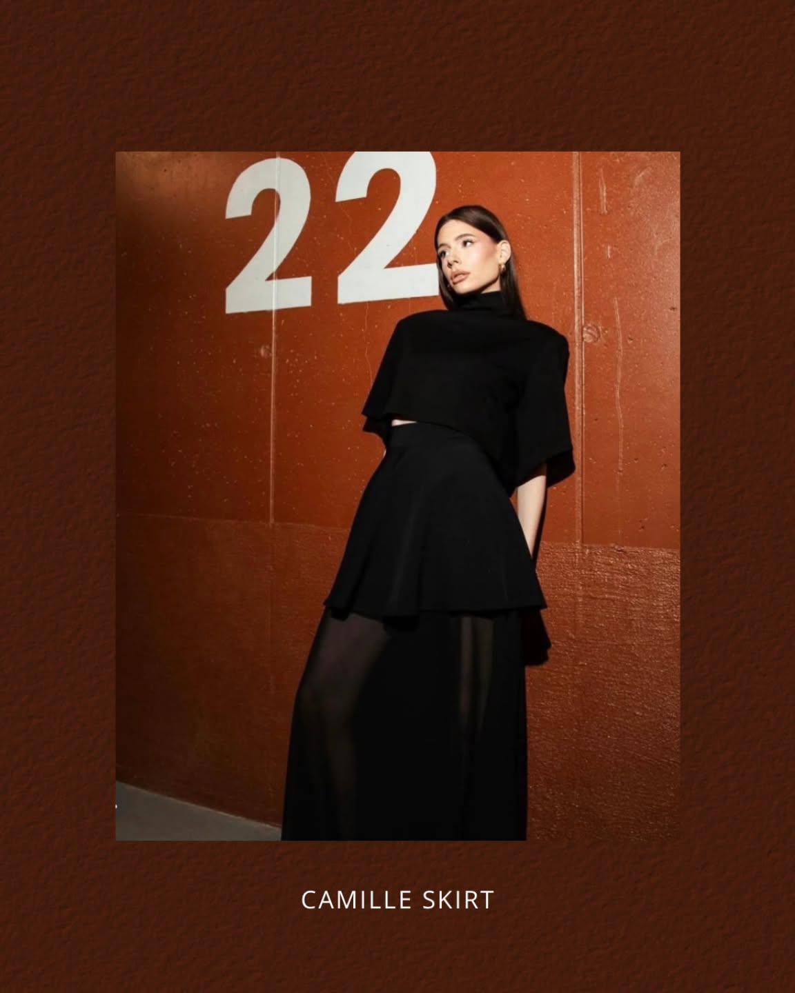 Camille skirt jedan je od komada koji
podiže svaku kombinaciju, a
istovremeno dovoljno opušten da ga
nosite na autentičan način.
Dostupna za prednarudžbu u crnoj boji.
