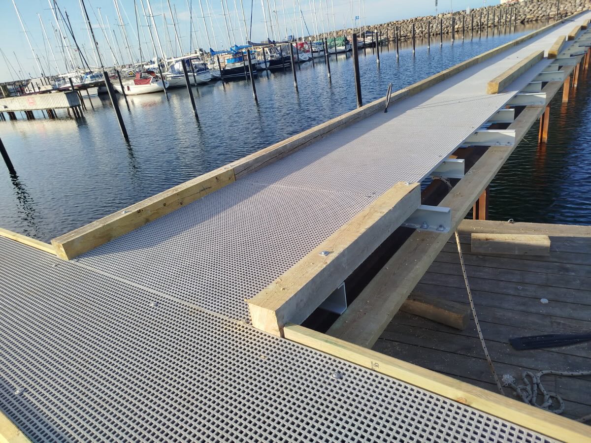 Till småbåtshamnen i Limhamn har vi levererat balkar och durkar för att klä deras nya brygga. Den knappt 100 meter långa bryggan är snart klar för att ta emot sina nya gäster.
Genom att använda våra durkar så får gästerna ett otroligt skönt däck att gå på, samtidigt som det är rejält halkskyddat i både väta och frost. Gentemot de traditionellt byggda bryggorna i trä så håller våra GRP produkter betydligt längre.
#småbåtshamnenLimhamn #grp #brygga #halkskydd #strongliteconposites frp gap landgång hamn båt