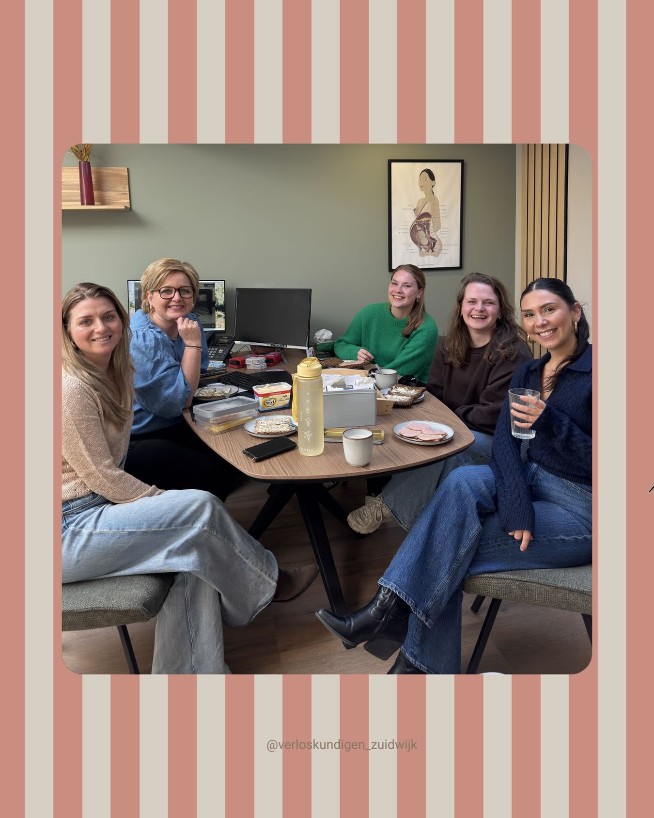 Tussen spreekuur, dienst en telefoontjes door was het vandaag een gezellige drukte op de praktijk 🤍
Even samen lunchen, bijpraten en lachen met
Britt (die de foto maakte 📸), Rieke, Astgik, student Anna, Karin en onze nieuwe collega Celia.
Zo fijn om dit werk te mogen doen met zo’n betrokken en warm team! 🥰