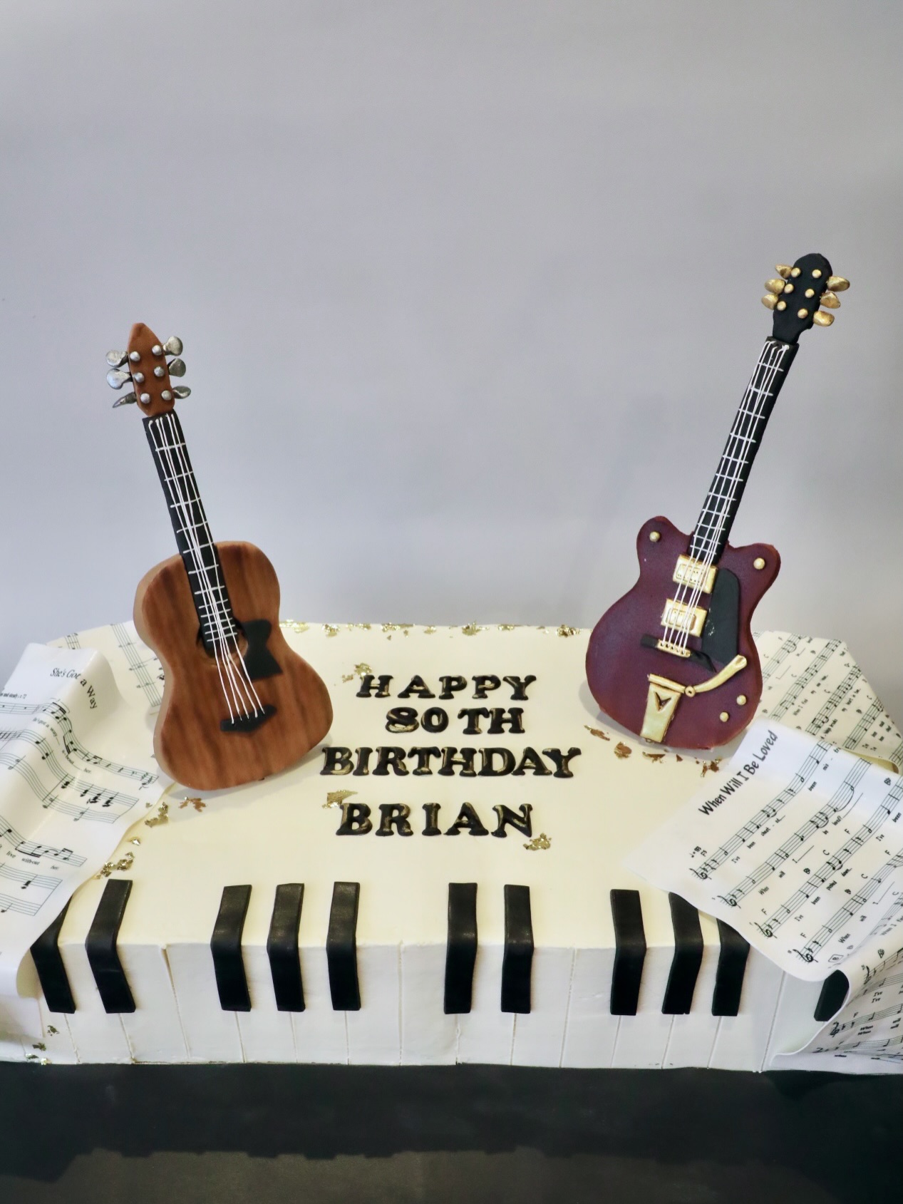 An elegant guitar cake created in honor of an 80th birthday celebration. 🎸✨
Adorned with the timeless notes of “When Will I Be Loved” and “She’s Got a Way” delicately inscribed along the side — a graceful tribute to a life enriched by music, love, and cherished memories.
Celebrating eight remarkable decades in the most harmonious way. 🎂🎶
#80birthday #guitarcake #belsourire #lovemusic #musiccake