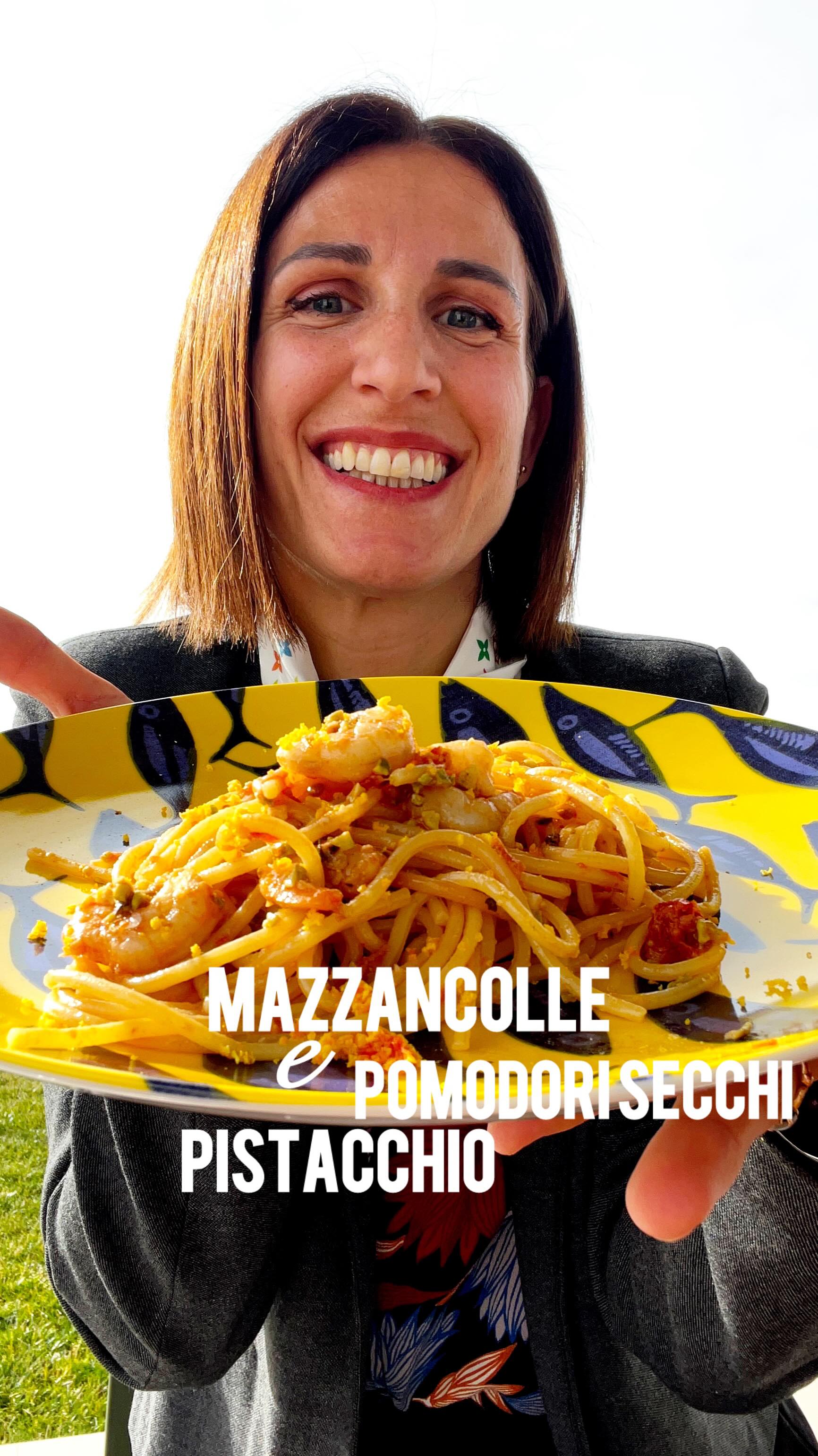 Pasta con sugo di MAZZANCOLLE, POMODORINI SECCHI e granella di PISTACCHIO 🍝🍤
Un primo piatto di pesce facile, veloce e super saporito, perfetto quando hai poco tempo ma non vuoi rinunciare al gusto. Una ricetta di pasta pronta in pochi minuti, ideale per un pranzo veloce o una cena sfiziosa.
Ingredienti:
•mazzancolle fresche
•pomodori secchi sott’olio
•granella di pistacchio
•scorza d’arancia
•olio evo
•sale
Procedimento:
In una padella (io ho utilizzato la FAVOLOSA di @cookut_italia ) con dell’olio extravergine caldo metti le mazzancolle e falle soffriggere (se ti piace, aggiungi uno spicchio di aglio per un sapore più intenso).
Nel frattempo taglia a pezzetti piccoli oppure frulla grossolanamente i pomodorini secchi sott’olio ben sgocciolati.
A metà cottura delle mazzancolle unisci i pomodorini secchi e lascia insaporire. A fine cottura aggiungi la granella di pistacchio.
Se necessario, aggiungi un po’ di acqua di cottura della pasta per rendere il sugo più cremoso.
Butta la pasta (cotta) direttamente nella padella e manteca bene per amalgamare tutti i sapori.
Una volta nei piatti, dai una grattugiata di scorza d’arancia per dare freschezza e profumo.
La FAVOLOSA di @cookut_italia è la pentola perfetta, 8 in 1 , praticamente userai solo più questa pentola per tutti i tipi di cottura!
Una pasta con mazzancolle cremosa e profumata, velocissima da preparare, che ti svolterà i pranzi! 💛
Salva la ricetta e provala subito!
#pastaconpesce #ricetteveloci #pranzosemplice #valigiainfarinata
Gift
pasta con mazzancolle, ricetta pasta con pomodorini secchi, pasta con pistacchio, primo piatto di pesce veloce, ricetta facile con mazzancolle, pasta corta con sugo di pesce, ricette veloci per pranzo, pasta cremosa con frutti di mare
#fοοdstarts