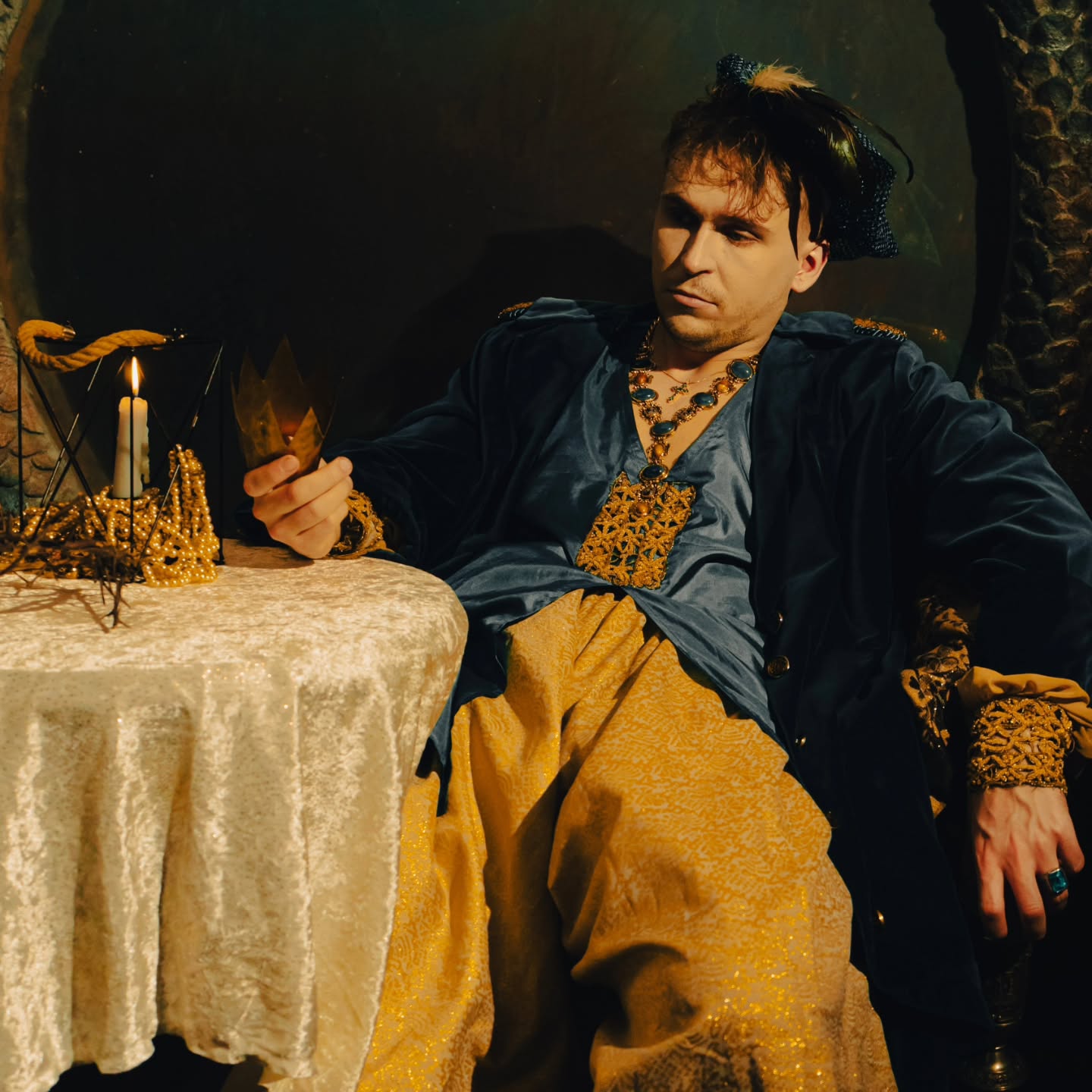 🌿 JAN, POETA Z CZARNOLASU 🌿
(poeta, dworzanin, człek niespokojnej myśli, mąż poważny, a i ósmoklasisty niejednego zmora i utrapienie)
Oto on.
Nie w wieńcu laurowym, nie na marmurowym cokole, jeno nad kartą papieru, jeno z piórem przy stole. Słyszy więcej, niż mówią, a widząc jedną rzecz, myśli o trzech.
Bywał na dworach, bywał i w Padwie, z królami rozmawiał i z samym sobą się wadził.
Wierzy w rozum, lecz zna smak zwątpienia. Kocha słowo, bawi go układanie fraszek krotochwilnych a i k'potomności radę ma niejedną względem obyczajów, ale zna też i gorycz straty.
Jeśli spytasz o sprawy serca - odpowie wierszem.
Jeśli o politykę - westchnie i powie więcej, niż się spodziewasz.
Jeśli o śmierć - obaczymy, nikt bowiem tego nie zna.
Jeno o córki nie pytaj, a zwłaszcza o jednę, co jej Orszula było, gdyż gotów Ci treny żałośliwe do rana smęcić.
🕯 Skomentuj i zapytaj Jana o to, co cię trapi.
Odpowie tak, jakbyś siedział z nim pod czarnoleską lipą.
#materiaprima #jankochanowski #renesans
Fot. Mieszko Haładyn @haladyn_mieszko
W roli Jana Kochanowskiego - Jakub Ziebell @kuball99
Przedsięwzięcie „Pomór. Pustki w domu moim - laboratorium cyfrowego Renesansu” realizowane jest przez Fundację Materia Prima przy wsparciu Krajowego Planu Odbudowy i Zwiększania Odporności (KPO dla Kultury). Projekt sfinansowano ze środków Unii Europejskiej - NextGenerationEU oraz ze środków Miasta Słupska. Naszym Mecenasem jest również Scania Polska S. A.
#NextGenerationEU #KPOdlakultury
@miastoslupsk_official @slupski_osrodek_kultury @teatrlalkitecza @scaniapolska @nimitpolska @kultura_gov_pl @fundacjamateriaprima