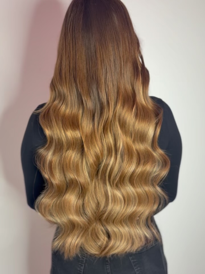 ✨ Upgrade di lunghezza con extension capelli veri 100% ✨
Lei si era già affidata a me per l’applicazione delle sue precedenti extension da 55 cm e si era trovata molto bene 💗
Oggi ha deciso di fare un passo in più e scegliere una lunghezza ancora più importante.
Abbiamo rimosso le 55 cm e applicato le extension da 65 cm, per ottenere un risultato più lungo, più pieno e ancora più d’impatto ✨
Abbiamo studiato attentamente colore e distribuzione per mantenere un effetto naturale, armonioso e senza stacchi visibili.
Il risultato?
Una chioma super lunga, voluminosissima e perfettamente integrata con i suoi capelli 🥰
📏 Extension 65 cm
💶 Costo: 680€
💳 Pagabili in 3 rate con Klarna e PayPal
✨ Utilizzo solo extension capelli veri naturali 100%
📩 Scrivimi in DM per info e consulenza personalizzata
#extensioncapelli #extensioncapelliveri #extension65cm #extensioncapellimilano #extensioncapellilombardia