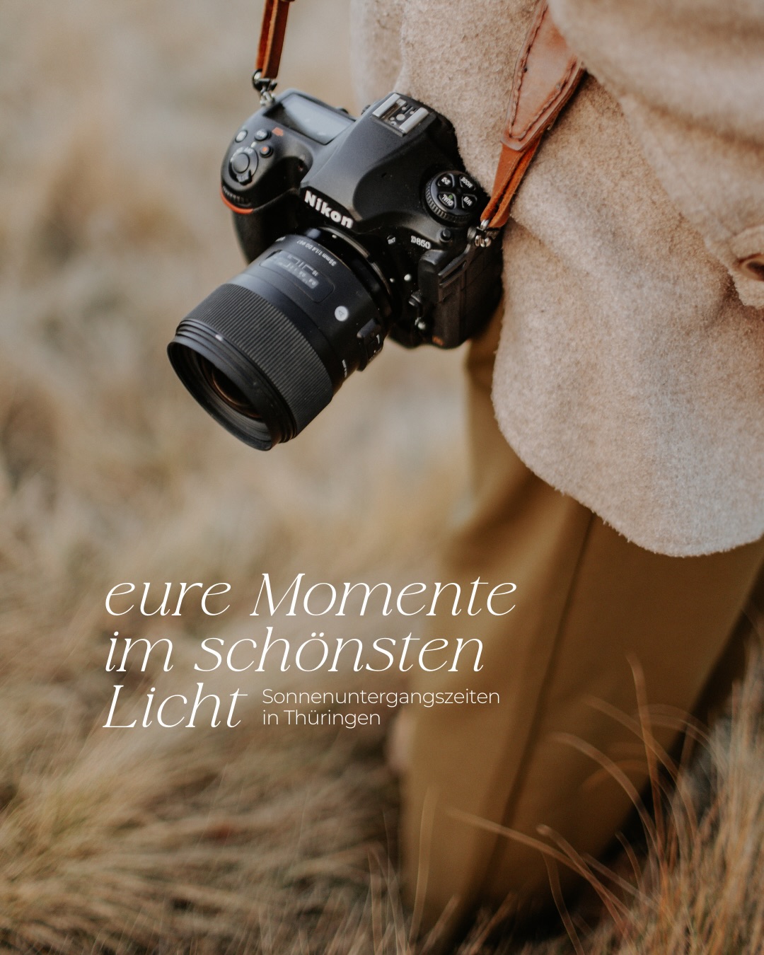 Momente im Abendlicht sind etwas ganz Besonderes. ☀️
Vielleicht kennst du diesen Moment:
Der Tag wird leiser, die Sonne steht tief, die Farben werden wärmer, die Schatten weicher, und alles fühlt sich plötzlich ruhiger an, genau in diesem Moment entstehen Bilder, die nicht laut, sondern echt, natürlich und zeitlos sind.
Mit dieser Übersicht könnt ihr ein Gefühl dafür bekommen, wann der Tag am schönsten endet und wann ihr eure Erinnerungen bewusst im sanften Abendlicht festhalten könnt.
Wenn ihr jemanden kennt, der gerade über solche Momente nachdenkt oder selbst planen möchte, teilt diese Übersicht gern. Speichert sie ab zum Erinnern und zum Wiederfinden, für eure Geschichte im sanften Abendlicht. 🌤️