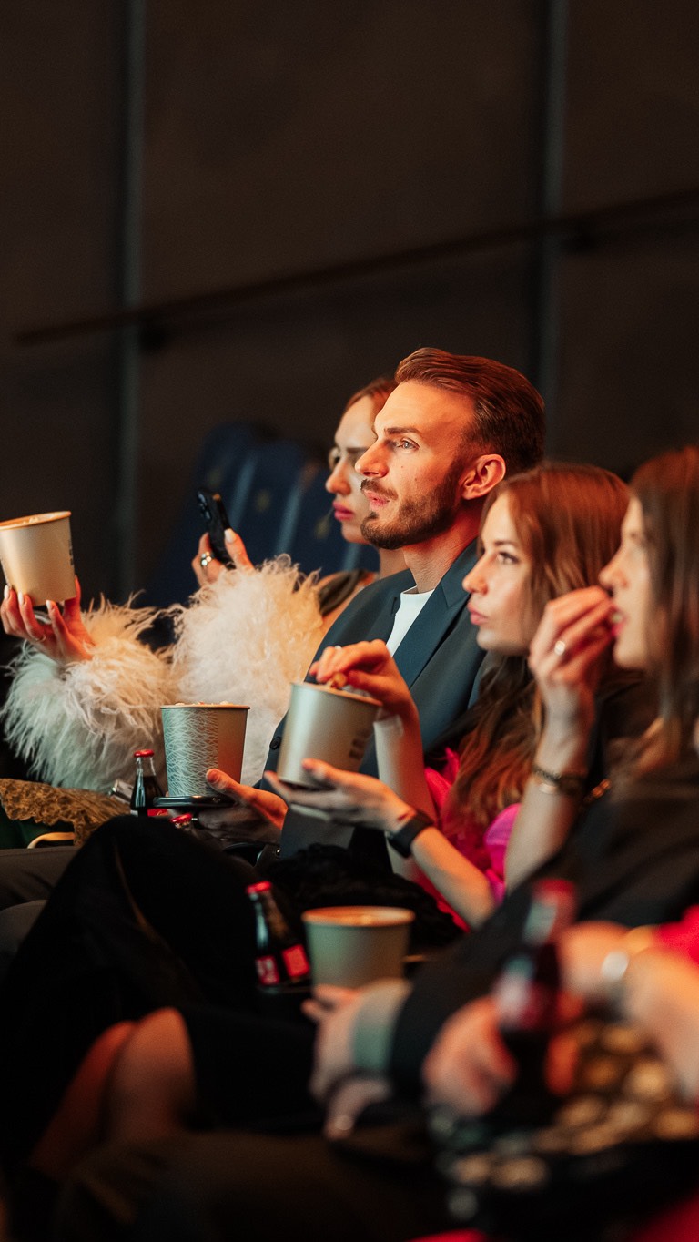 cik īstenībā forši ir aiziet uz pasākumu un sajusties viesu lomā 👀🙂↕️ nezinot, kas vakara gaitā notiks! Tie ir mazie svētki mums 💥 …un ja vēl balvas dod 💫🤩
Paldies @liepajaskultura 🫶
#liepajalv #sarmantipasakumi #kulturasbalva2025