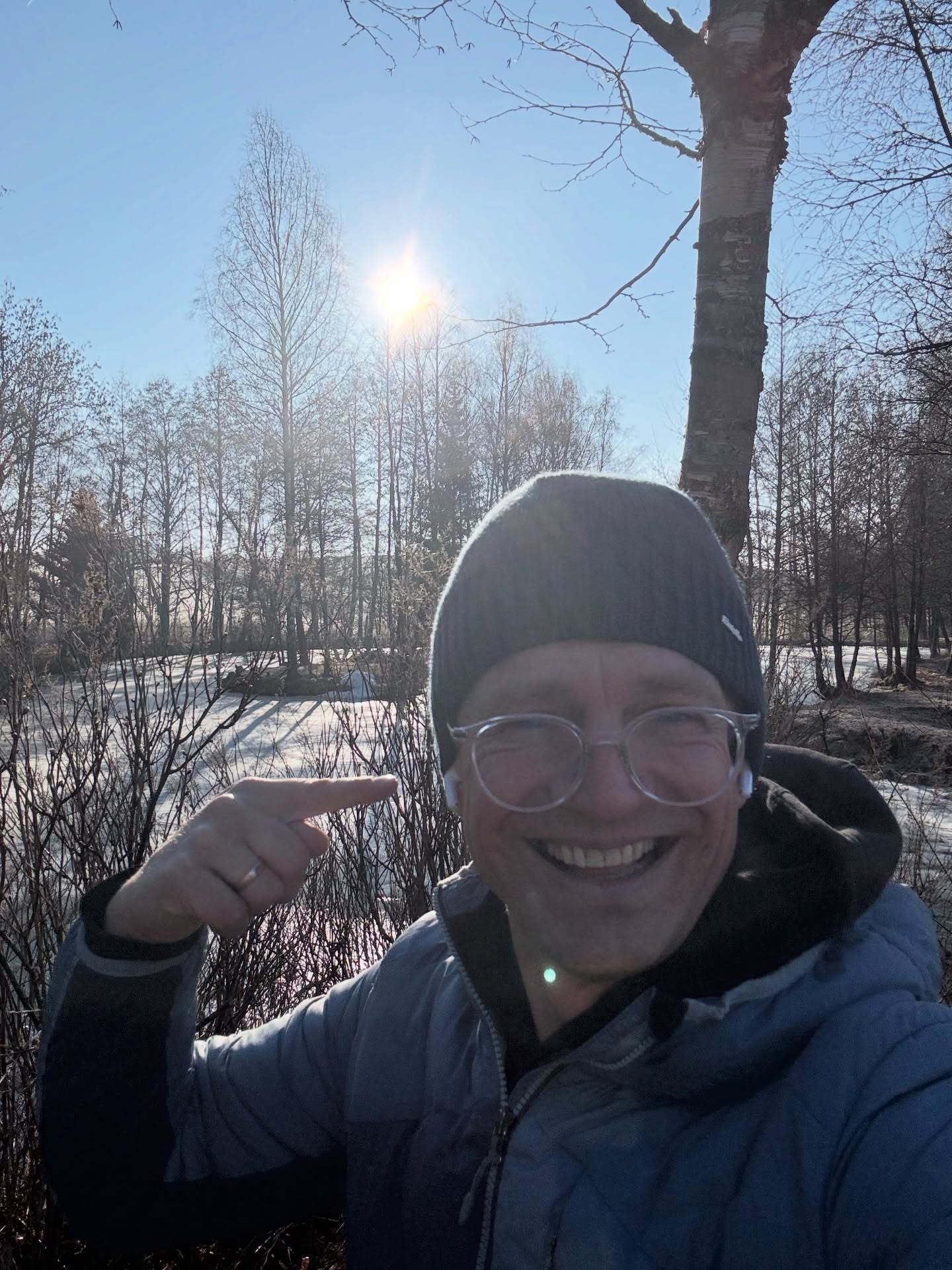 🌅 Mentoring im Wald. Zwei Wege – eine Spur.
Ich habe nicht nur einen (frühen) Vogel – sondern auch eine meiner Lieblingsbeschäftigungen am frühen Morgen. Heute wieder: Mentoring mit einem motivierten und grandiosen Unternehmer aus Niederösterreich im Ohr, während wir beide durch die jeweiligen Wälder gehen. Beide unterwegs zwischen Bäumen und frischer Morgenluft, beide mit AirPods, rund 150 Kilometer voneinander entfernt – und doch für eine Stunde auf derselben Spur. Wir gehen, sprechen, denken, sortieren die Gedanken und kommen Schritt für Schritt weiter.
Diese Gespräche haben sich aus den Erlebnis-Geh-Sprächen entwickelt. Für alle, die danach das Gefühl haben, dass sie noch einen Schritt weitergehen wollen – gemeinsam vor Ort oder auch über Distanz. Denn manchmal braucht es nicht viel: ein offenes Ohr, einen klaren Gedanken und Bewegung. Und plötzlich entstehen neue Perspektiven.
Alles ist möglich - und zahlt auf eine besondere WORK-L!FE-ROMANCE ein. Hauptsache wir bleiben in Bewegung. 🚶♂️🔥
#BucketlistSchmied #ErlebnisGehSpräche #Mentoring #WorkLifeRomance #VomErlebnisZumErgebnis