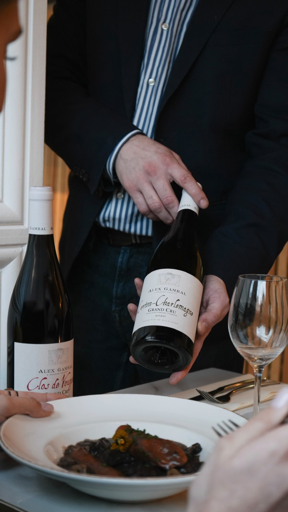 Chez Marguerite 🌼, une adresse immanquable pour les passionnés de cuisine française traditionnelle et savoureuse 🥂
Le tout accompagné d’une ambiance toujours chaleureuse et conviviale !
🎥 @troisiemeservice.studio
#paris #onmytable #chezmarguerite #bouillonparisien #bonneadresseparis