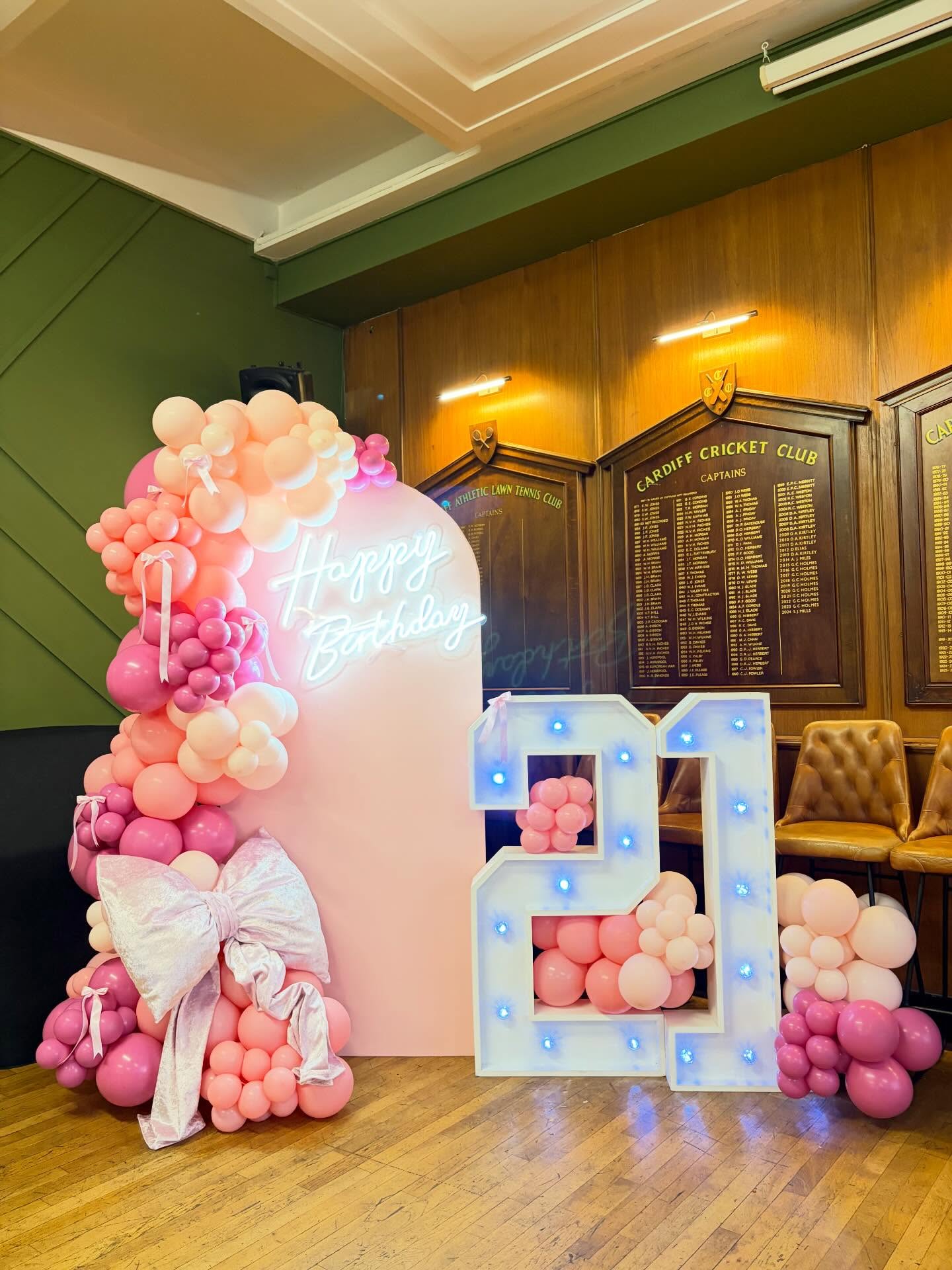 Wrapped up in BIRTHDAY wishes 🎀
#bow #organicballoons #balloonarch #led #cardiffballoons