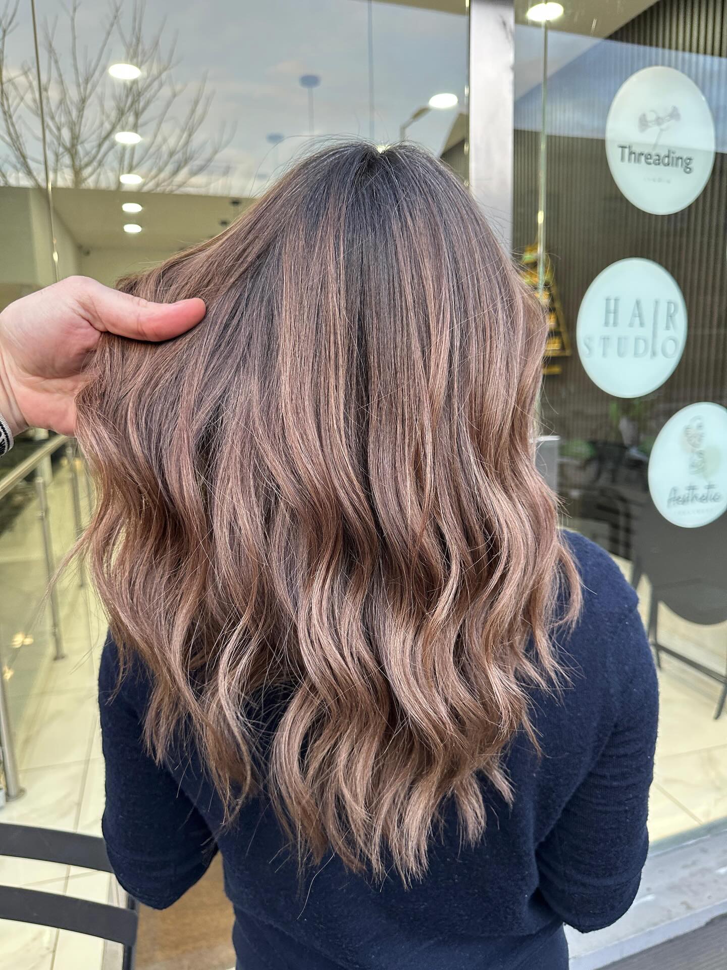 Soft mocha melt ☕️✨
Dimensional brunette with seamless blending and a natural root shadow for longevity.
Low maintenance.
High impact.
Zero brassiness.
This is what happens when tone + placement are done properly 🤍
#mochahair #brunettebalayage #londonhairstylist #hairstudio #healthyhairjourney