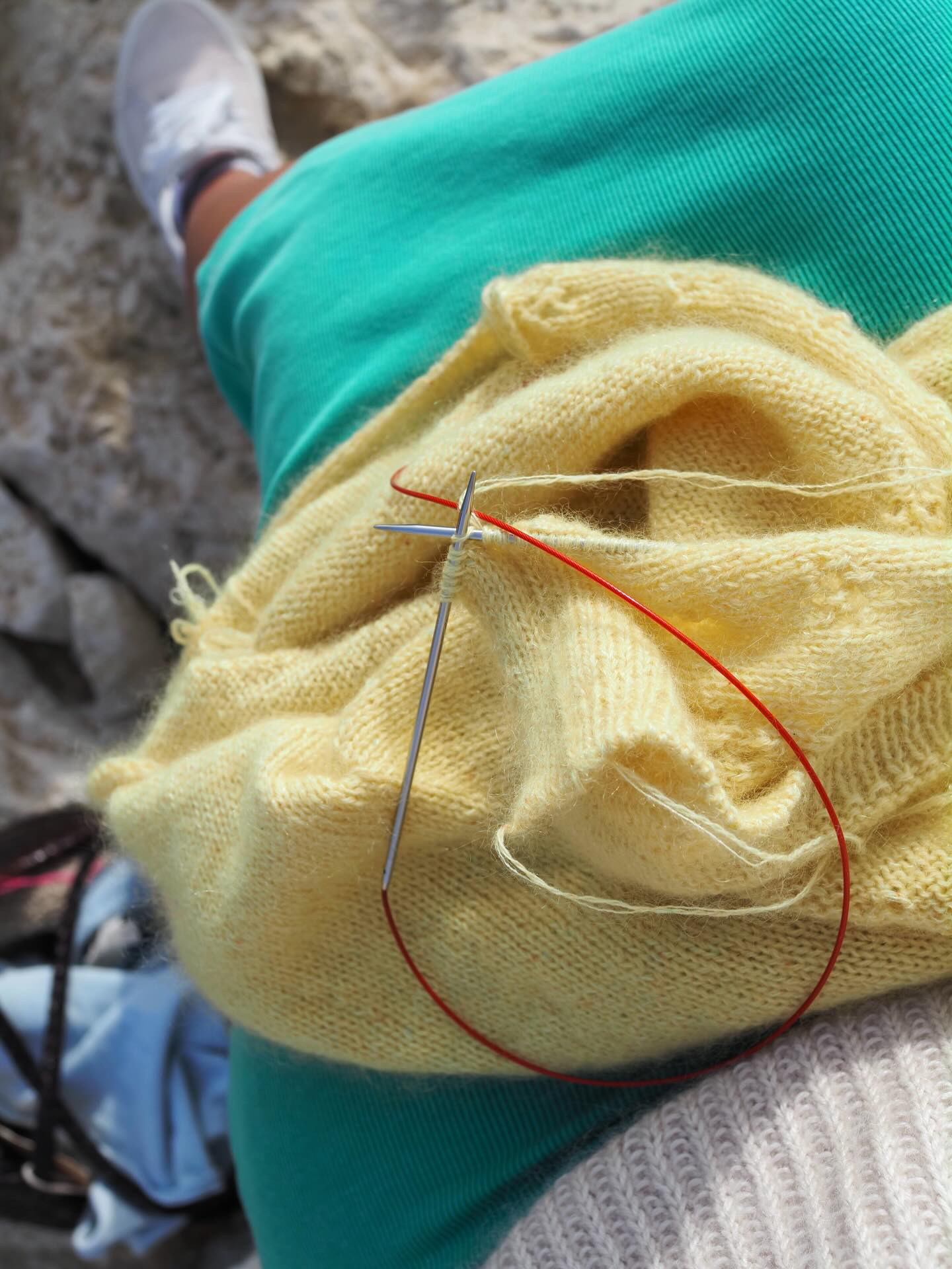 Dans ma pellicule de cette semaine …
🎶🐦⬛Beaucoup de tricot en extérieur.
💕Réflexion sur les prochains tricots.
🏷️ Mise à jour du stock d’étiquettes.
💻 J’ai encore travaillé sur un gros projet.
🐥Les gros gilets qui remplacent le manteau.
🐚 Ce que ce retour du soleil fait du bien. 🌼
Et vous votre semaine en emoji ?
🍿 Retrouvez La Fiche tricot en 9 tailles en français et en anglais sur Ravelry et www.AtelierEmilie.com
___________________________________
#atelieremiliedesigns #matissebyae
Tricot Knit knitting tricot
Dans ma pellicule de cette semaine …
Beaucoup de tricot en extérieur.
Réflexion sur les prochains tricots.
Mise à jour du stock d’étiquettes.
J’ai encore travaillé sur un gros projet.
Les gros gilets qui remplacent le manteau.
Ce que ce retour du soleil fait du bien.
Fils .
🍿 Retrouvez toutes les fiches tricot en français et en anglais sur Ravelry et www.AtelierEmilie.com
___________________________________
#atelieremiliedesigns
Tricot Knit knitting tricot