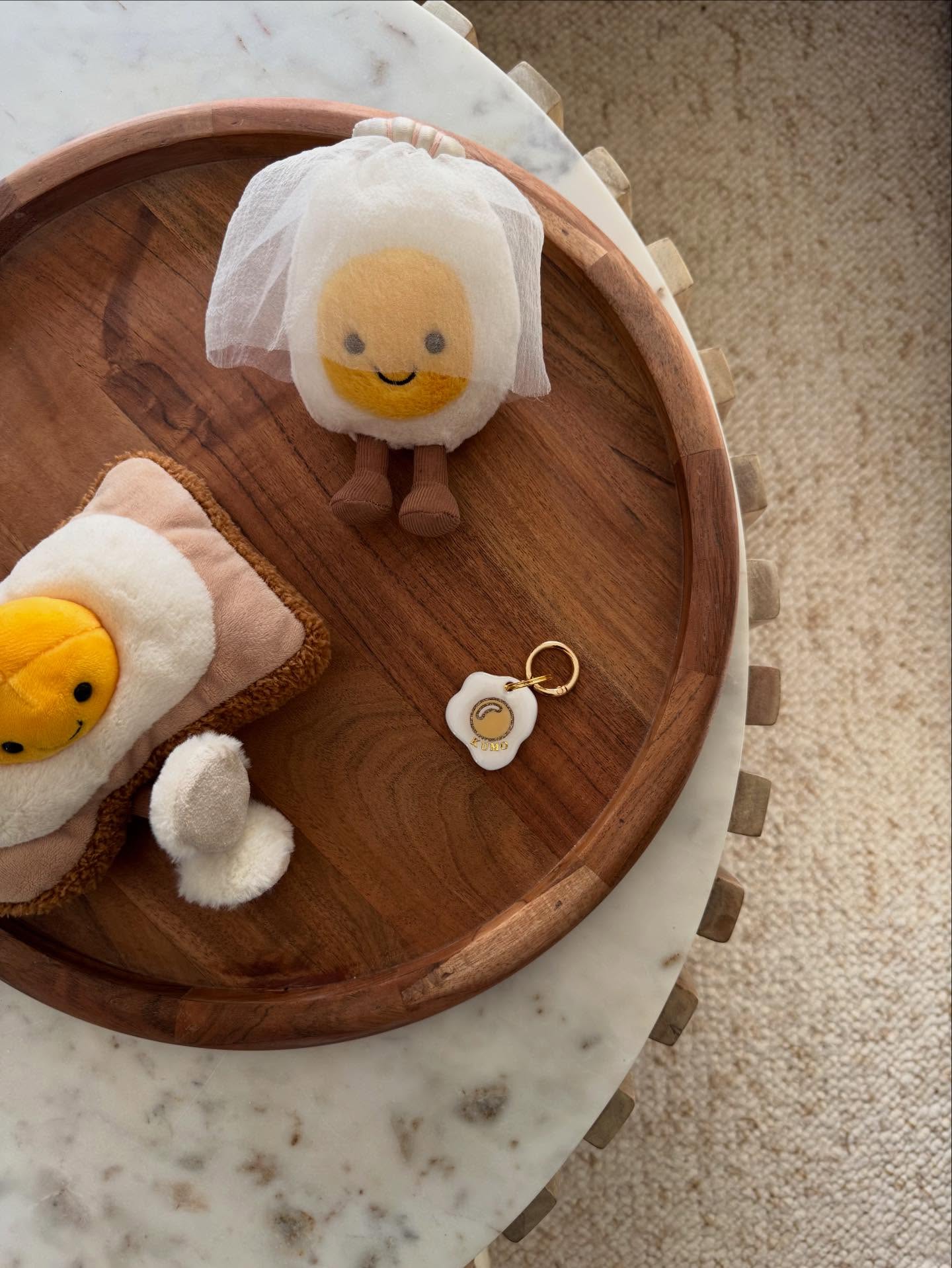 NEW 👀
La médaille ŒUF AU PLAT 🥚 🍳 💛
Un vrai petit déliiiiiiiice ! 🤤
Elle est aussi proposée dans la collection permanente sur le site 🫶🏻
Prochaine session très très bientôt ! 🔜
@jesuiskumette ✨
#medaille #medaillechien #accessoirechien #resinuv #medailleresine