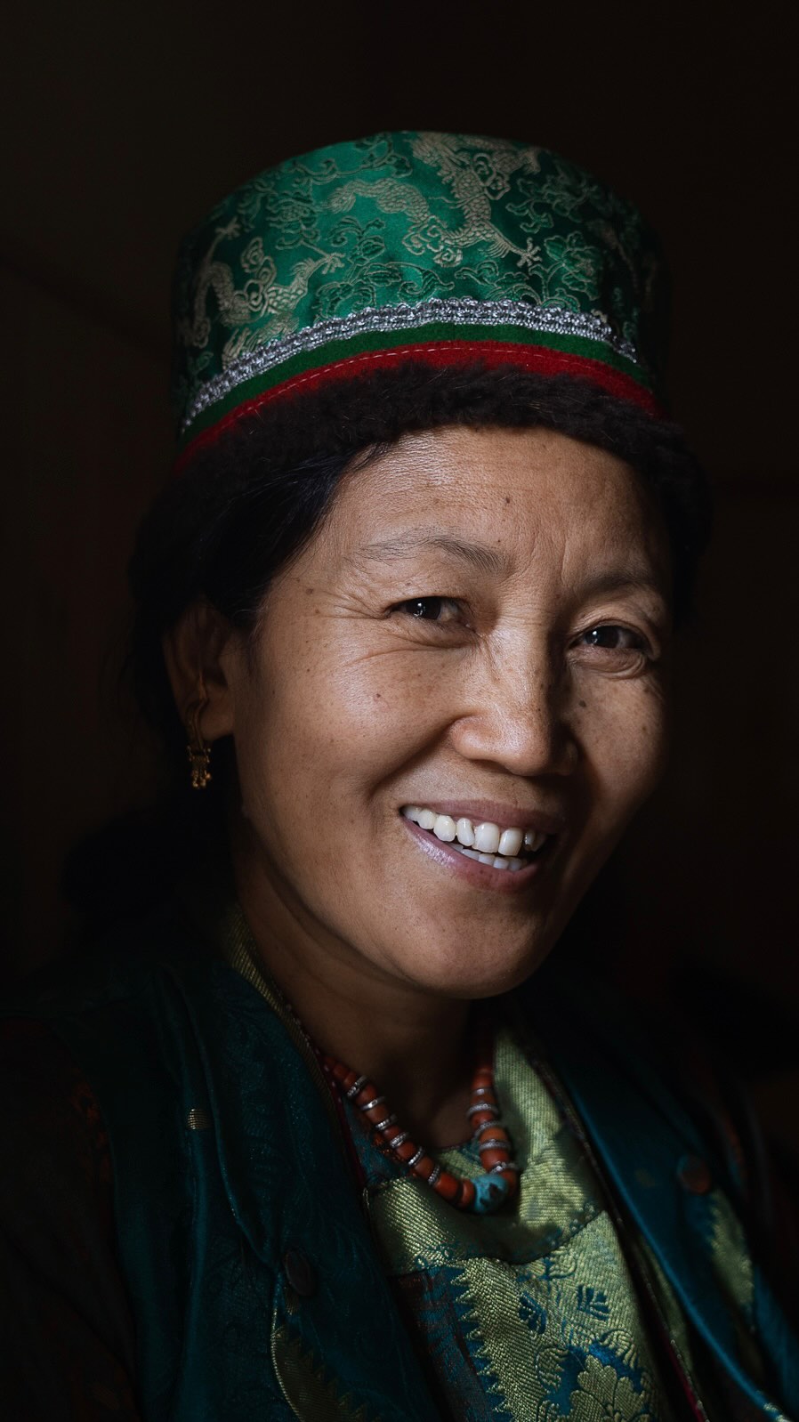 Behind her incredible headdress, we met Tenzin Chorung, an encounter that quickly turned into a warm invitation at her home.
In the intimacy of her living room, we flipped through her son’s wedding albums, met her youngest daughter Pema, and shared stories over tea.
The light in her home was so soft and diffused that we just had to capture her portrait.
Looking forward to seeing her again 🌼
#portraitphotography #encounters #naturallight #spitivalley #facesofindia