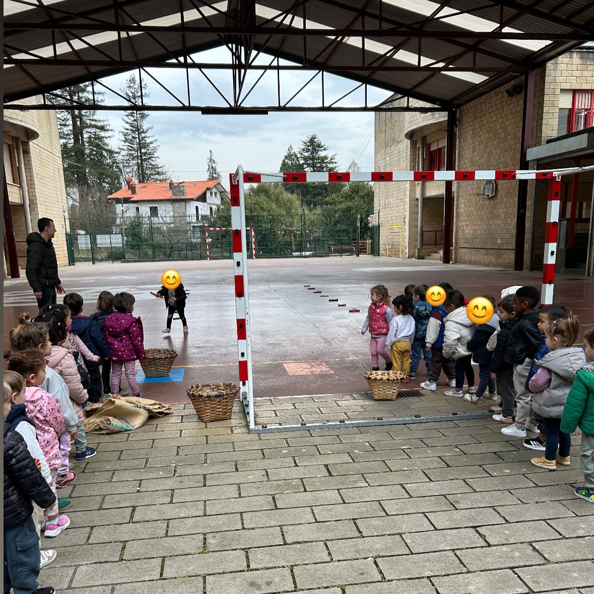 🏃🏃♀️🏃♂️🎽HERRI KIROLAK. Gaur goizean 3 urteko ikasleak txinga eta lokotxa jolasetan aritu gara. Primeran pasa dugu!!🎽🏃