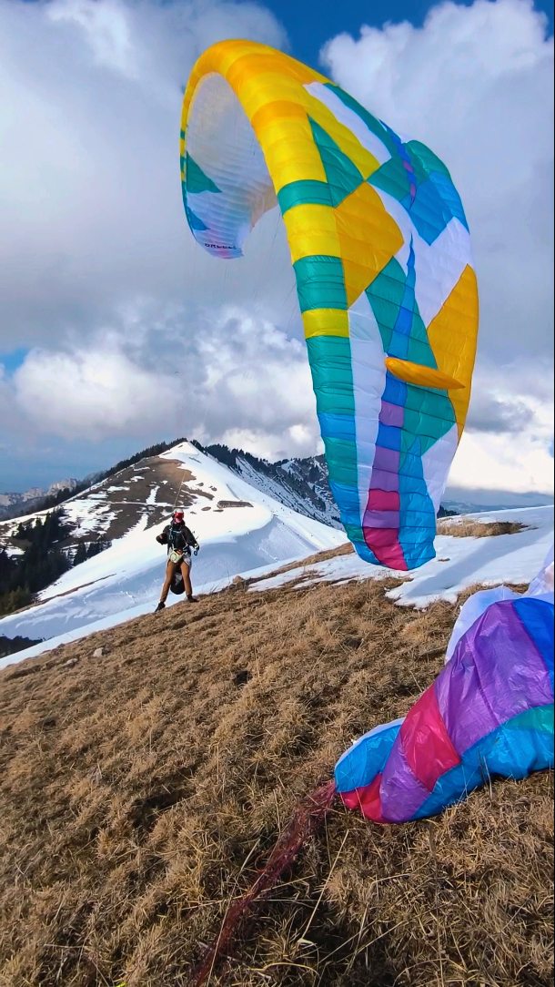 Nous faisons pareil avec vous en biplace! Réservez votre place, prenez rdv avec nous et accrochez votre ceinture. La saison est d'ores et déjà lancée 🥳🤸🏻🪂