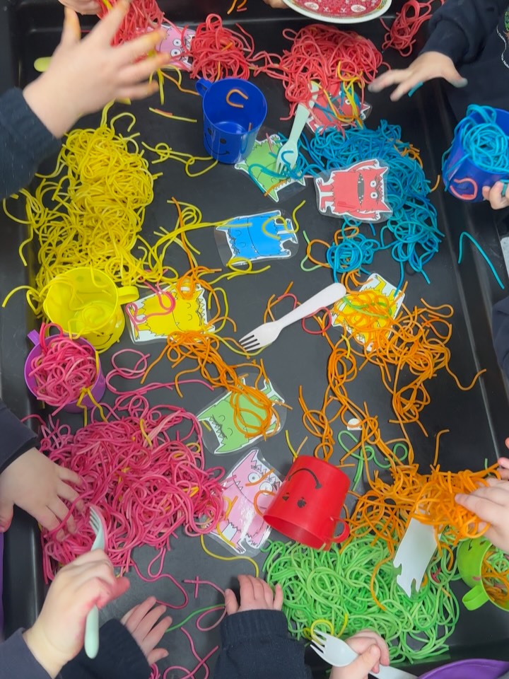 In the Toddle Hut we created a sensory tray based on the Colour Monster using rainbow coloured spaghetti!
We spoke about the monsters feelings and also our feelings! #sensoryplay #preschool #finemotorskills #spaghetti #messplayideas