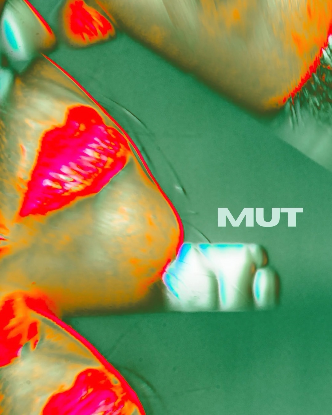 MUT
Mut ist nicht laut.
Mut ist nicht das große Spektakel.
Mut ist der Moment,
in dem du aufhörst, dich anzupassen.
Mut ist, deine Grenzen zu setzen –
auch wenn dein altes Ich noch gefallen will.
Mut ist, Nein zu sagen,
wenn dein Herz längst weiß, dass es zu viel ist.
Mut ist, dich zu zeigen,
ohne dich zu erklären.
Mut ist nicht, keine Angst zu haben.
Mut ist, trotz Angst bei dir zu bleiben.
Mut.
Nicht Kampf.
Nicht Härte.
Sondern Klarheit.