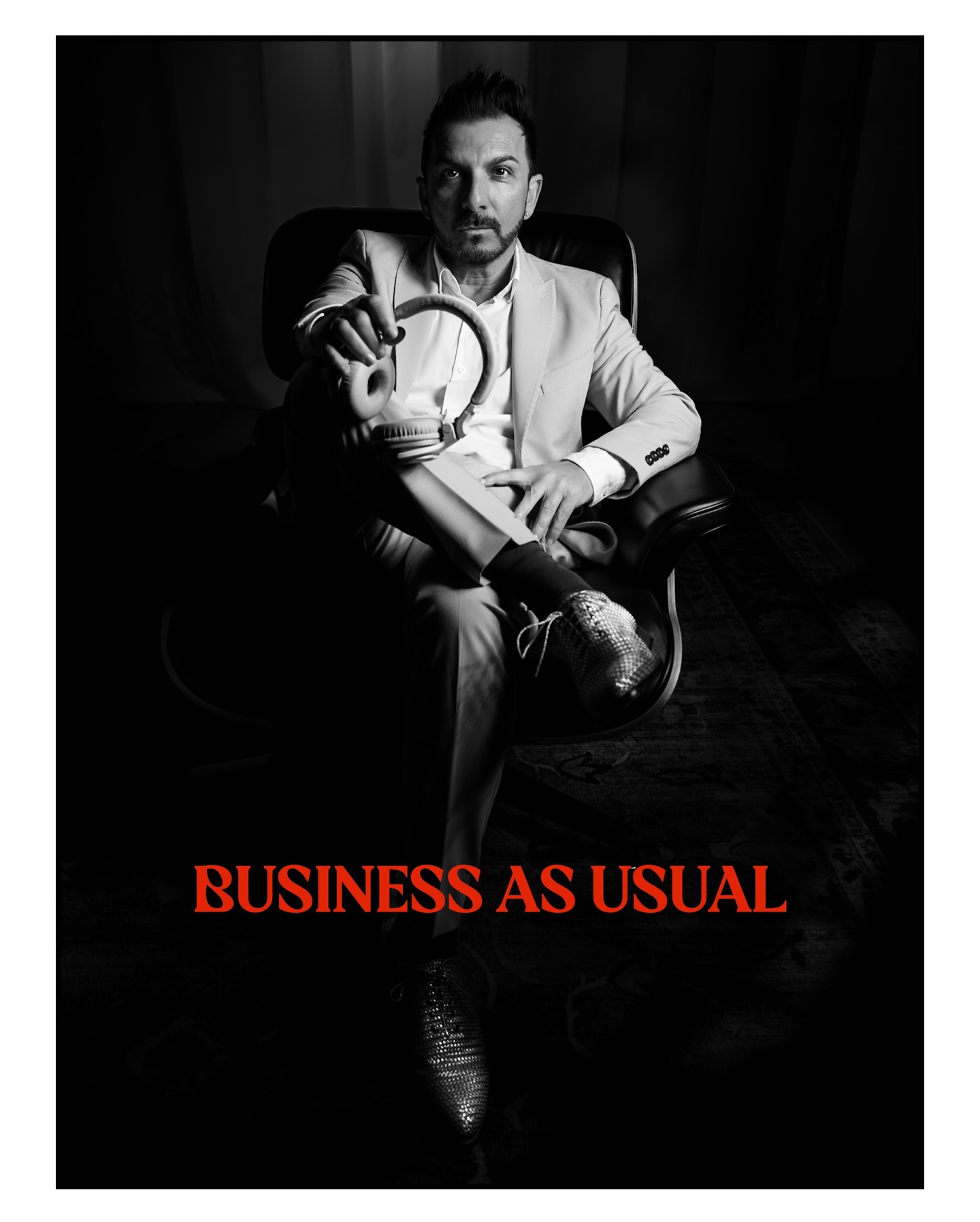 Today: business as usual. 💼✨
Office work, answering emails, organizing projects… and getting my songs ready for the upcoming gigs. 🎶🔥
In between deadlines and rehearsals, I found a little pocket of time to transform my living room into a mini studio and shoot a quick self-portrait session. 📸
And I’m sooo happy that my song “Come and Set Me Free” is finally out! 🤍✨
Have you had a chance to listen yet?
Artist life = creating on stage, creating at home, creating everywhere. 💫