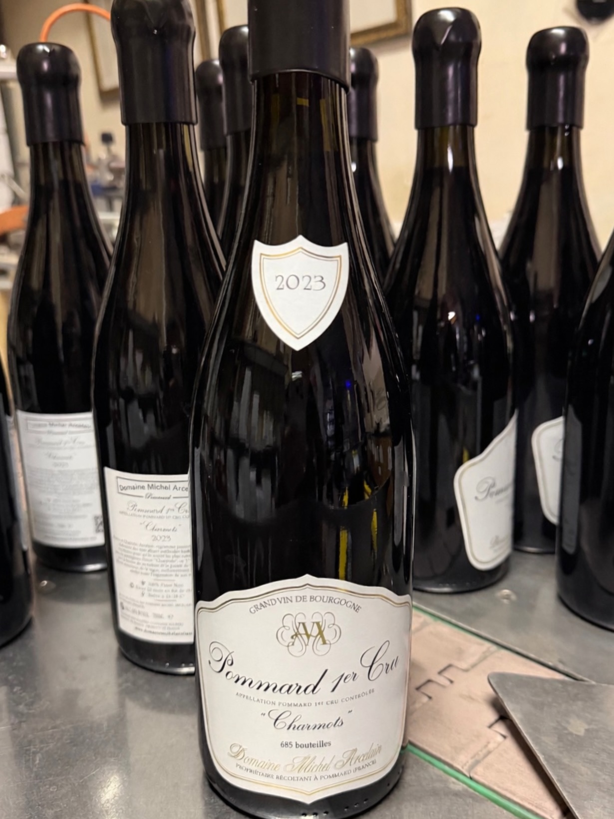 L’étiquetage du Pommard 1er Cru “Les Charmots” 2023 est en cours… et les premières bouteilles sont prêtes à quitter le domaine.
Un millésime que nous sommes fiers de vous présenter, produit à seulement 685 bouteilles.
Précision, élégance et profondeur… Les Charmots 2023 commence doucement son histoire 📖✨
Chaque bouteille passe entre nos mains, avec le même soin du détail, de la vigne jusqu’à la préparation des commandes.
Merci à tous ceux qui nous font confiance 🙏
Les premières expéditions arrivent très bientôt 🚚
#Pommard #Pommard1erCru #VinDeBourgogne #ArtisanVigneron 🍇🍷🔥