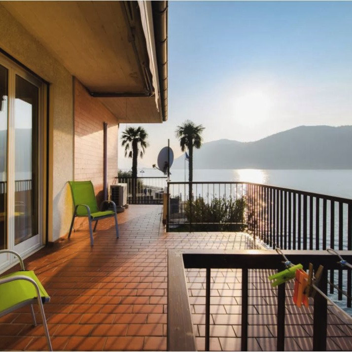 🌷 OSTER-SPECIAL AM LAGO 🌷
Wie wäre es mit einer entspannten Auszeit über Ostern in Campione d’Italia – direkt am Luganersee?
✨ Wunderschöne Ferienwohnung
🌅 Riesengrosse Panoramaterrasse mit Seeblick
👫 Ideal für 2 Personen
📅 2. – 6. April (4 Nächte)
💰 Spezialpreis: CHF 750 (nur Unterkunft)
Geniesst euer Frühstück mit Blick aufs Wasser, milde Frühlingstemperaturen und italienisches Dolce Vita – nur wenige Minuten von der Schweiz entfernt.
Perfekt für Paare, die Ruhe, Sonne und Genuss suchen.
📩 Jetzt anfragen – Ostertermine sind sehr beliebt!
#Ostern #Luganersee #CampionedItalia #Kurzurlaub #Frühlingsauszeit #DolceVita