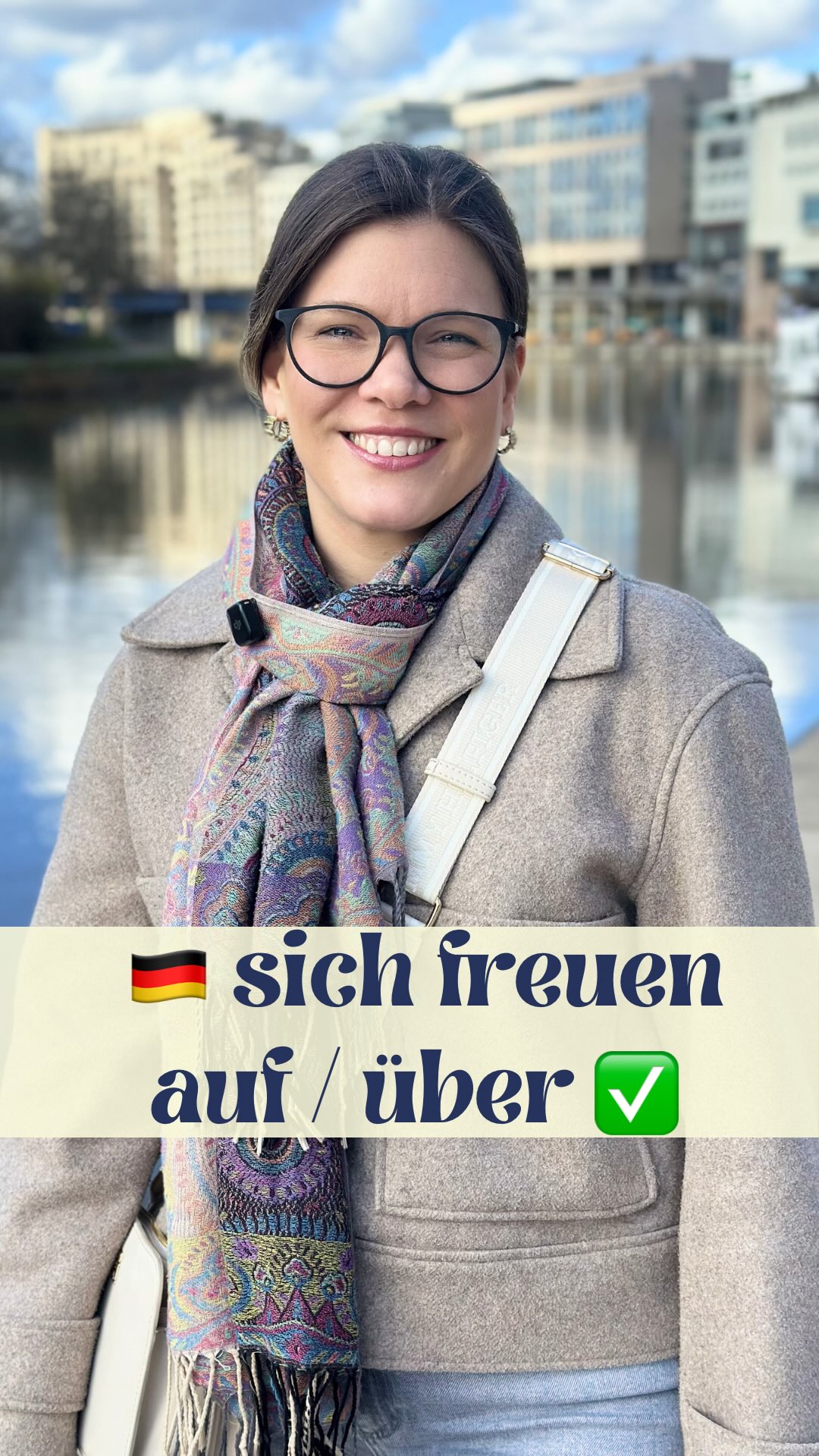 🇩🇪 „sich freuen auf“ oder „sich freuen über“? 🌷🎉
In diesem Video erkläre ich dir den Unterschied ganz einfach:
➡️ sich freuen auf benutzt du, wenn etwas in der Zukunft liegt und du jetzt schon glücklich oder aufgeregt bist.
💬 Ich freue mich auf meinen Geburtstag diesen Monat. 🎂
💬 Ich freue mich auf den Frühlingsbeginn. 🌸
➡️ sich freuen über benutzt du, wenn du über eine aktuelle Situation glücklich bist.
💬 Ich freue mich heute über das frühlingshafte Wetter. ☀️
Und kennst du das Wort die Vorfreude?
Man sagt: Vorfreude ist die beste Freude! ✨
Apropos Vorfreude:
🎉 Am 5. März – an meinem Geburtstag – gibt es eine besondere Geburtstagsrabattaktion!
Du kannst dich also jetzt schon darauf freuen! 😉
übe Deutsch mit mir/ Worauf freust du dich gerade – und worüber freust du dich heute? 🤩 Schreibe es in die Kommentare! 💬👇
Liebe Grüße
Deine Deutschlehrerin
Verenita
🖤❤️💛
#deutschlernen #verbenmitpräpositionen #deutschb2 #deutschc1 #deutschkurs