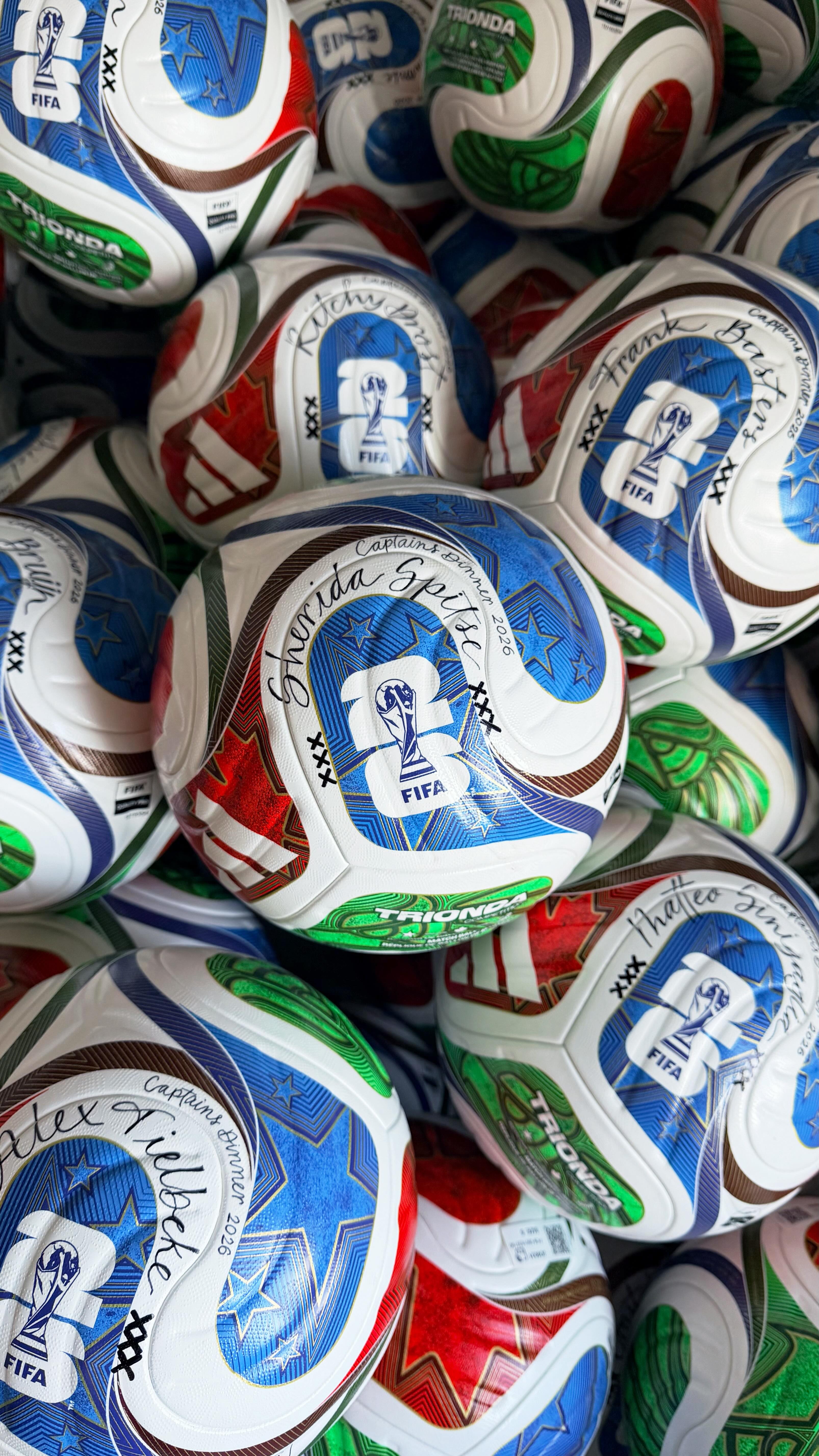 When Dutch soccer club AJAX needs your calligraphy, you say yes to the challenge! I turned soccer balls into placecards for the 2026 Captains Dinner. ✍🏼⚽️
Kalligrafie op voetballen voor AJAX. Met speciale dank aan mijn charmante assistent Luuk.
#eventcalligraphy #kalligrafie #calligraphyinspiration #handletteren #ajaxamsterdam