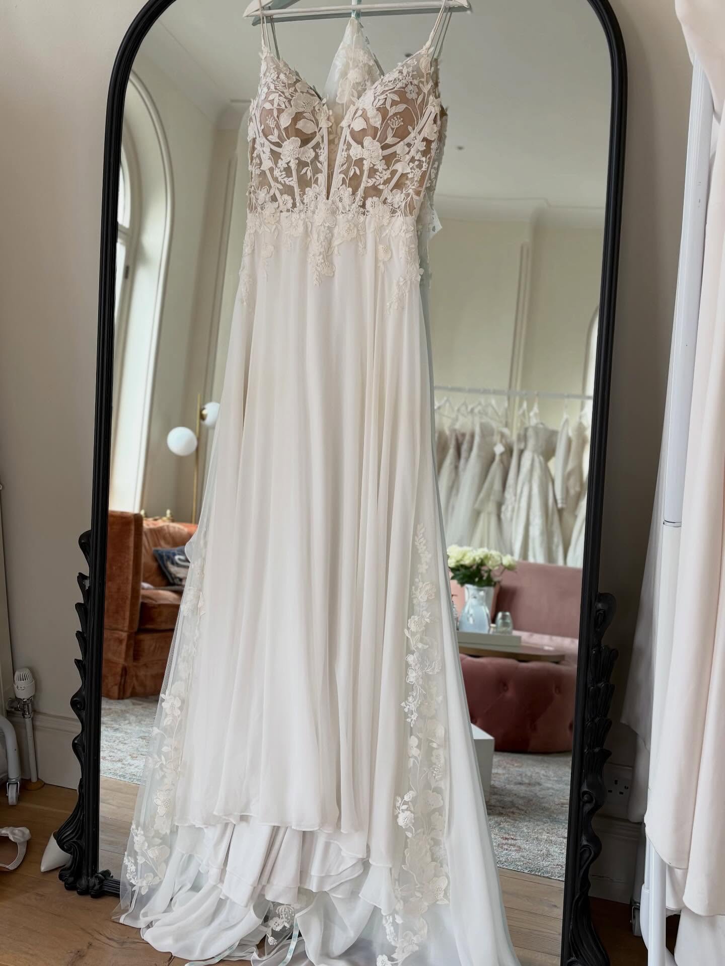 Just in ❤️ We adore the detail on this stunning dress by @enzoani kindly donated by a wonderful bride. With new and preloved designer wedding dresses at up to 70% off, you can afford to look good and do good. We have a limited number of bridal appointments available this week - click on the link in our bio to book now #prelovedbridal #weddingdress #dogood