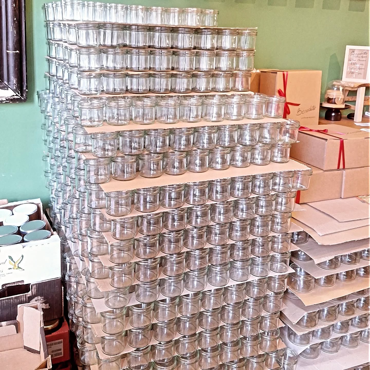 Dans les coulisses chez Benedetto #confituresatypiques
.
Fruits, amour et passion! Les ingrédients pour une confiture d'exception
📍37 Rue Montcalm, Paris 18ème
.
.
.
#jamstore #food #paris #instagood