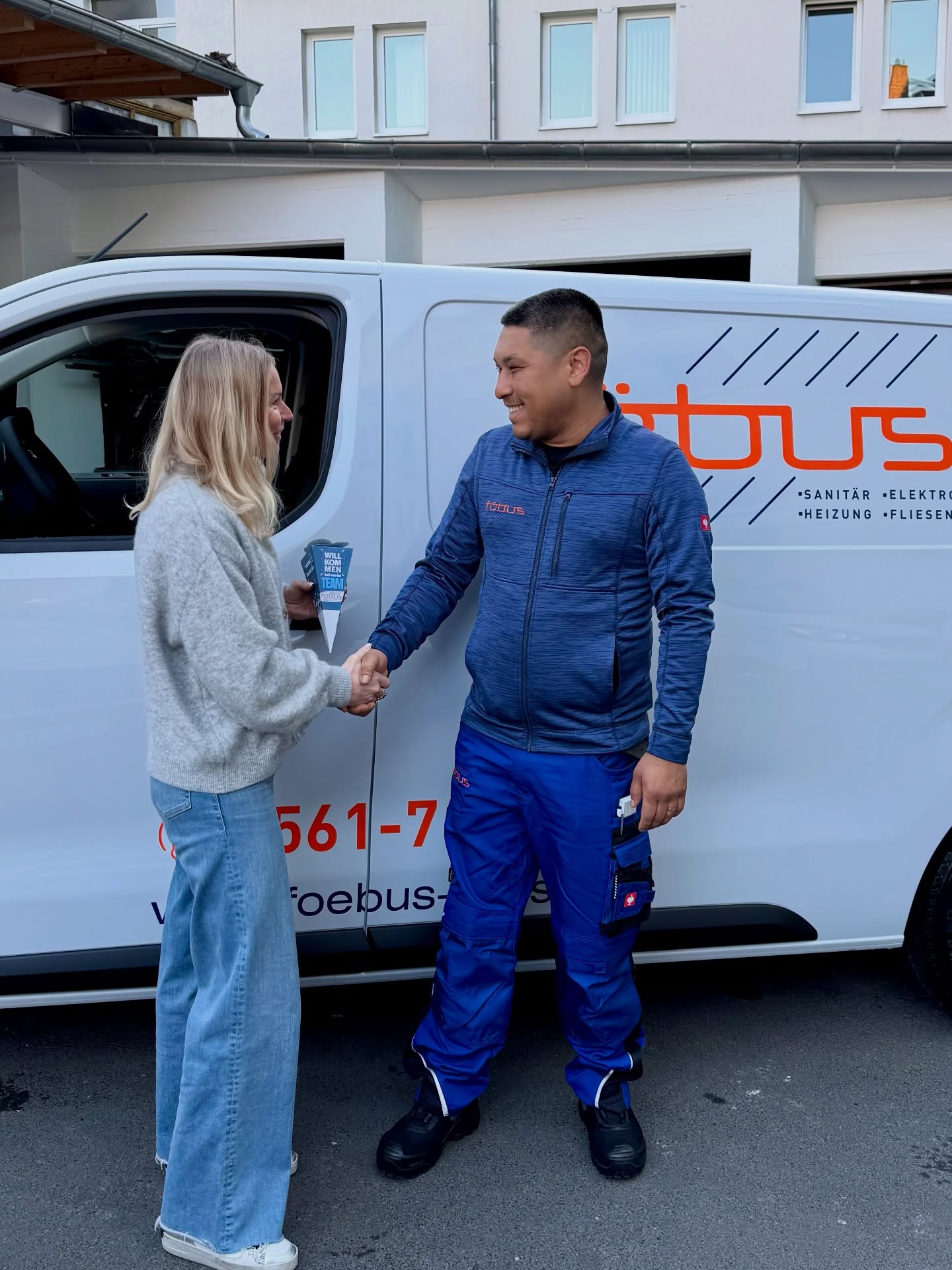 Willkommen zurück im Team! 🎉
Zum Neustart gab’s natürlich eine kleine Schultüte als symbolischen Willkommensgruß 🎁✨
Und damit es direkt richtig losgehen kann: Firmenfahrzeug 🚐, volle Werkzeugausstattung 🛠️ und unsere Föbus-Arbeitskleidung 👕 – alles am ersten Tag am Start!
Wir freuen uns riesig, dich wieder bei uns zu haben. Auf eine starke gemeinsame Zukunft! 🚀
#WillkommenImTeam #BackOnBoard #TeamFöbus #Neustart #handwerkmitzukunft