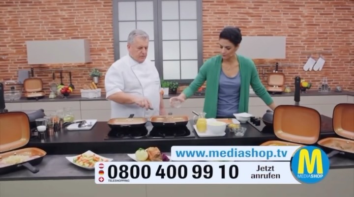 🎥 Im Studio mit DEM Küchenexperten Josef „Pepi“ Rössler bei Mediashop 🍳✨
Kochen, präsentieren, verkaufen – und dabei immer den Blick fürs Detail behalten.
Genau das liebe ich an der TV-Moderation: echte Expertise trifft auf Emotion, Timing und Energie.
Ob Produktpräsentation, Teleshopping oder Live-Studioformat – es geht darum, Mehrwert spürbar zu machen. Für das Publikum. Für die Marke. Für den Moment.
Danke für diese großartigen Drehtage voller Professionalität, Leidenschaft und Teamspirit. 💛
Moderation ist für mich nicht nur ein Job – es ist Kommunikation und Verbindung zugleich.
#moderation #tvmoderatorin #mediashop #teleshopping #produktpräsentation