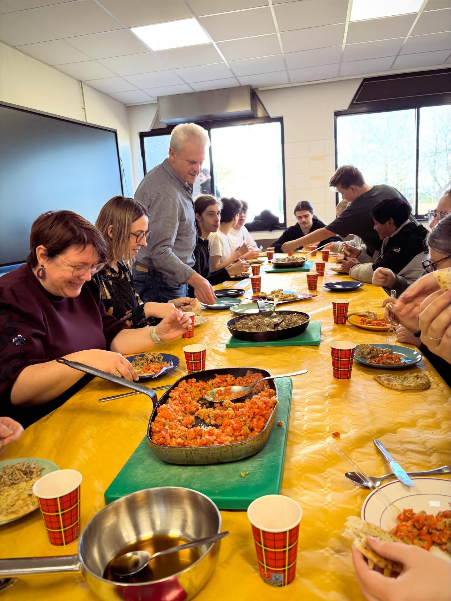 Bene comedite! 🍽️
Voetjes onder tafel, want onze tweedejaars Latinisten toverden vandaag een heus prandium (Romeinse lunch) op tafel! Van een hapje à la Martialis tot kip à la vardus en een heerlijke secunda mensa als afsluiter: het was een culinaire tijdreis.
De Romeinse gerechten vielen in de smaak! En de afwas? Die lieten we over aan de derdes en vierdes. 😉