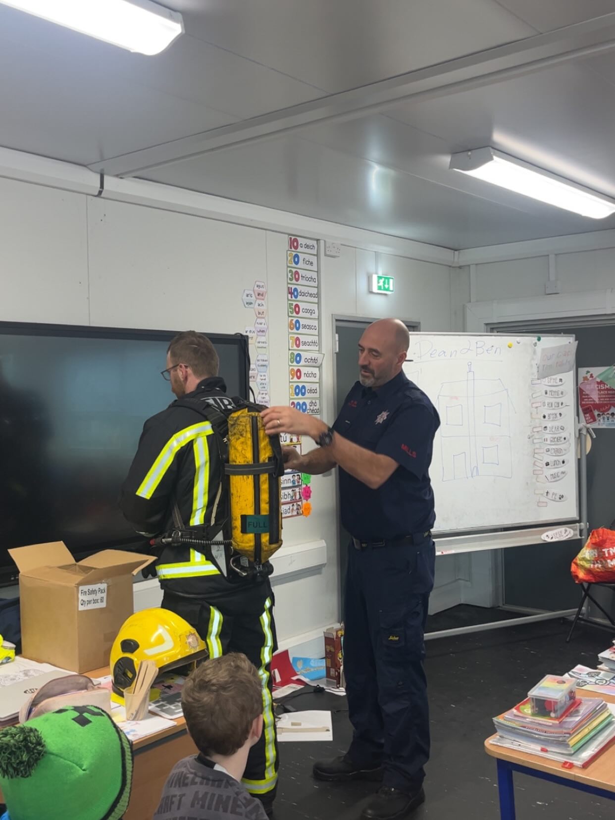 Last Friday New Ross fire service were in to chat to 3rd and 4th class about the importance of fire safety and awareness. The kids got to ask loads of questions and even try on some protective equipment. 🚒