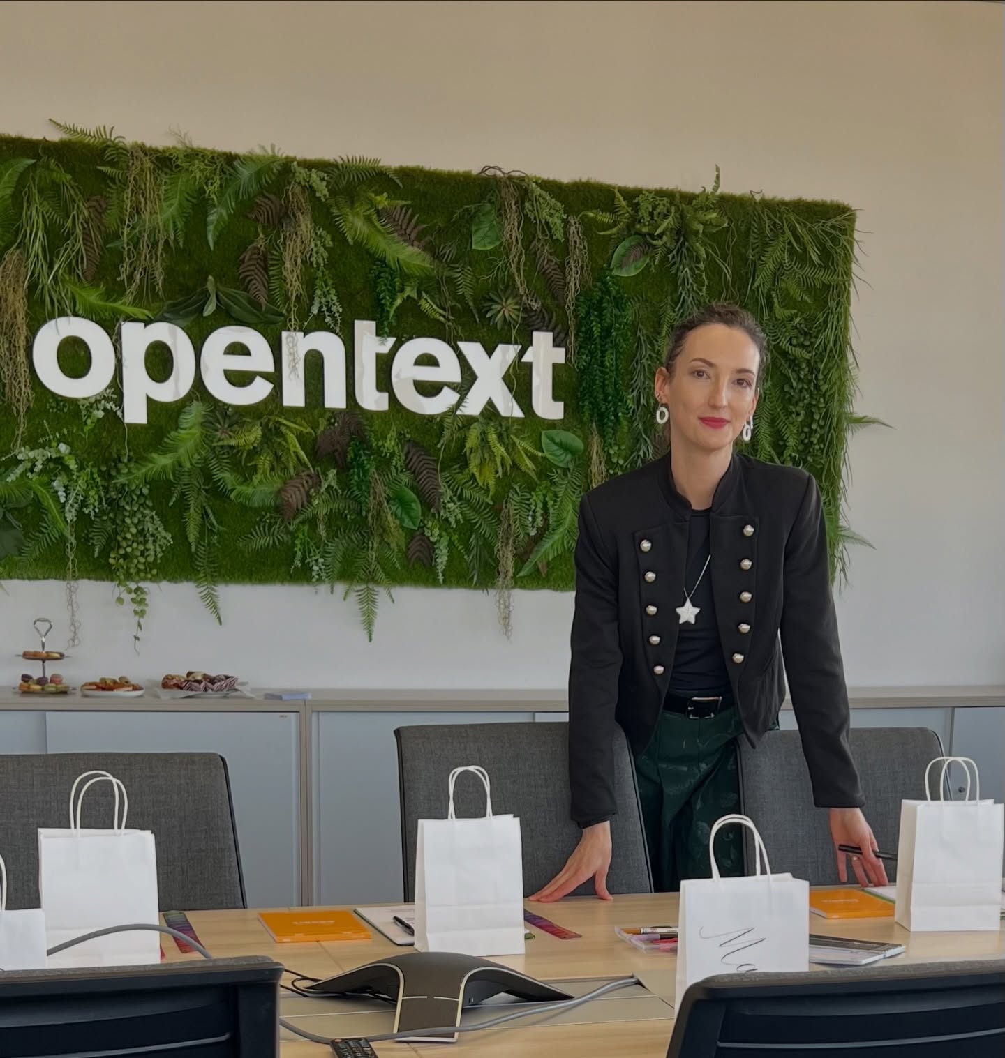 Mein erster Kalligraphie-Workshop für eine Firma 🤩Was für ein schönes Timing: Ausgerechnet anlässlich des Weltfrauentages kam diese Anfrage von einer Frau, und genau solche Momente liebe ich. Wenn wir Frauen uns gegenseitig unterstützen, entstehen großartige Ideen, Erlebnisse und Möglichkeiten. 💫
Ein herzliches Dankeschön an das OpenText-Team für euer Vertrauen und diesen kleinen „Push“. Die positive Energie, die Offenheit und das positive Feedback der Teilnehmerinnen hat mich so sehr inspiriert, dass ich mich entschieden habe: Ab sofort biete ich Kalligraphie-Workshops auch für Unternehmen in Stuttgart und Umgebung an.
#kalligraphiestuttgart #kalligraphieworkshop #stuttgartcreative #stuttgartworkshop #corporateevent
My first calligraphy workshop for a company 🤩
What beautiful timing: this request came from a woman right around International Women’s Day. These are exactly the moments I love. When women support each other, wonderful ideas, experiences, and opportunities can emerge. 💫
A heartfelt thank you to the OpenText team for your trust and for this little “push”. The positive energy, openness, and encouraging feedback from the participants inspired me so much that I decided to officially offer calligraphy workshops for companies in Stuttgart and the surrounding area from now on.
And since I hold a Master’s degree in English, I’m also happy to host the workshops in English for international teams.