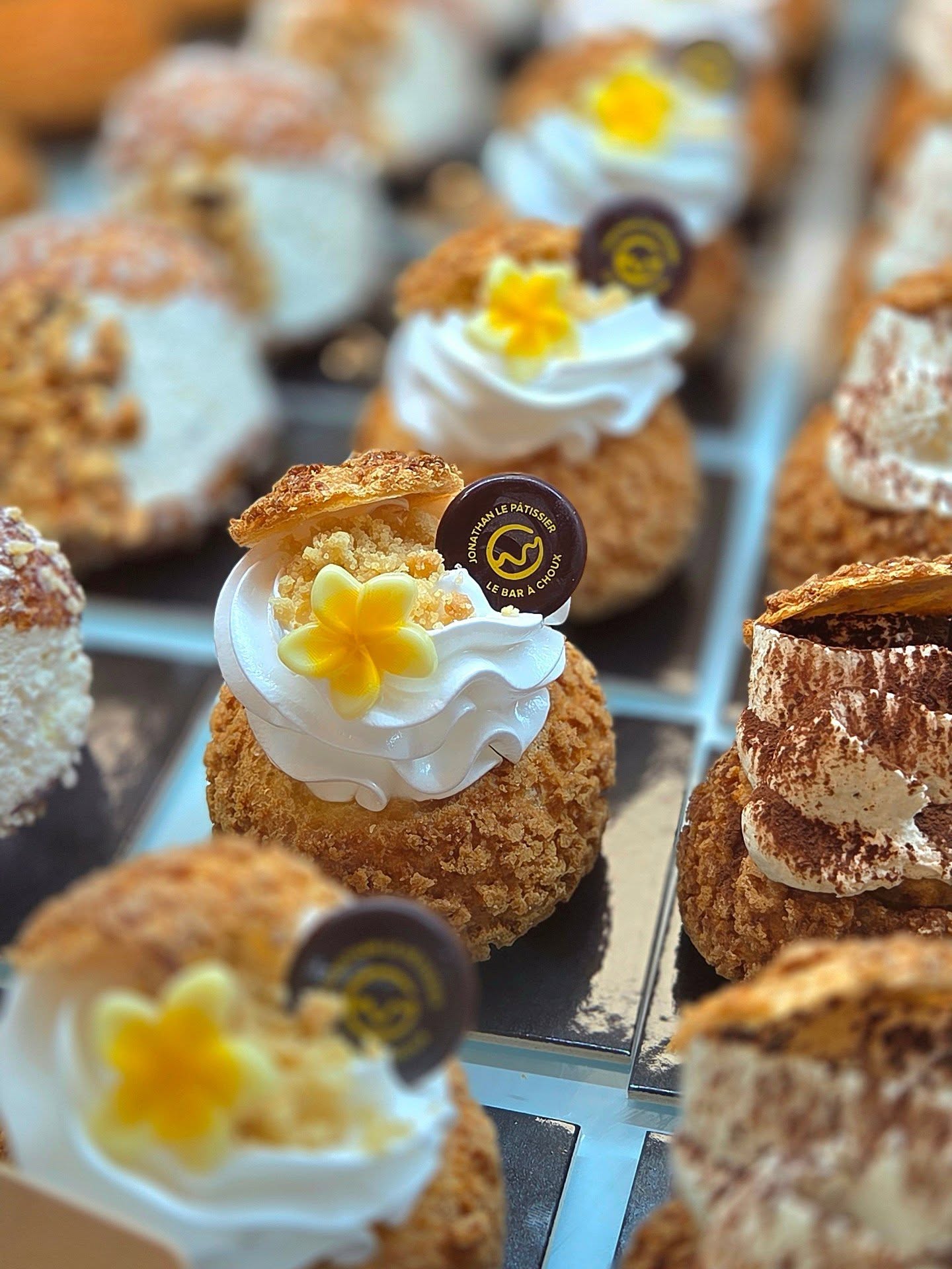 Le citron en version signature
Craquelin doré et croustillant, crémeux citron jaune intense, meringue italienne légère et aérienne, touche de crumble pour le contraste.
Un chou inspiré de la tarte citron meringuée, revisité : plus généreux, plus moderne, tout en équilibre entre acidité et douceur.
Une création lumineuse qui attire le regard… et donne envie de plonger la cuillère dedans.
À découvrir en boutique.
📍 Jonathan Le Pâtissier
14 avenue Maréchal Foch – Nice
#jonathanlepatissier #choudumoment #citronmeringue #patisserieartisanale #nice