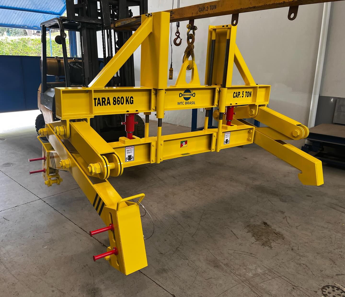 Nossa tenaz de içamento, especificamente projetada para a movimentação segura e eficiente de cargas industriais pesadas
Esses dispositivos são fundamentais em operações industriais para reduzir desperdícios operacionais e aumentar a segurança, evitando que operadores fiquem muito próximos da carga durante o içamento. oferecemos serviços de inspeção periódica e consultoria técnica para garantir que esses acessórios cumpram as normas de segurança vigentes.
#MovimentaçãoDeCargas
#Logística
#Intralogística
#IçamentoDeCargas
#EngenhariaMecânica
SegurançaDoTrabalho
SoluçõesIndustriais