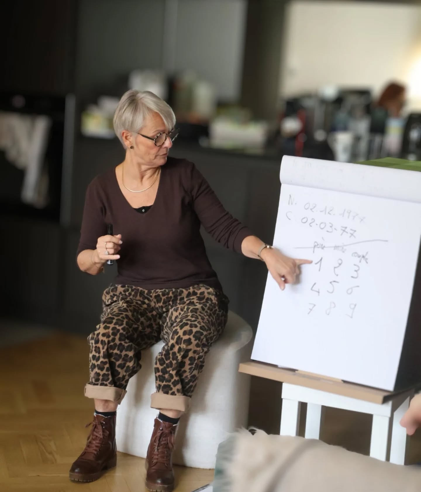 Retour en images sur notre dernière formation à Versailles 🎓
Quelques jours d’apprentissage exigeant, ponctués de fous rires, de chocolats et de prises de conscience profondes. Des parcours bien différents mais une même intention : comprendre les mécanismes transgénérationnels pour accompagner avec justesse et rigueur.
Jour après jour, les analyses s'affinent, la posture professionnelle se consolide et la réussite à l’examen final vient saluer un engagement réel et un travail soutenu.
C'est une grande fierté de les voir aujourd’hui prêts à exercer comme praticiens en psychogénéalogie.
La transmission se poursuit, à très vite et merci à toutes et tous 🤗
📸 : @lepetitcab
