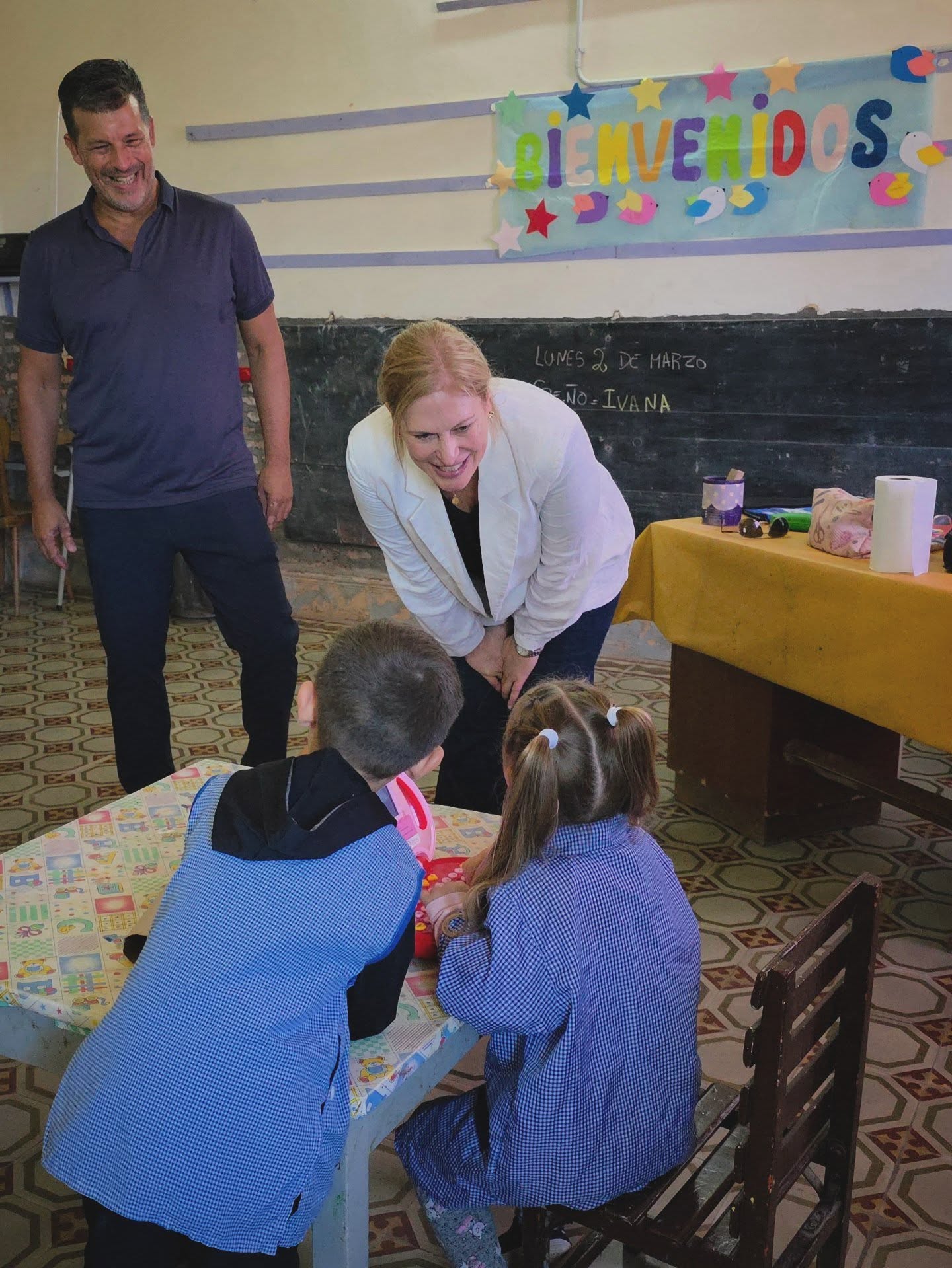 🏫 Primer día de clases en Campo Piaggio.
Sono la campana abrió sus puertas la escuela rural y es emocionante ver a los chicos llegar con una sonrisa, con ganas de aprender y de disfrutar su escuela en el lugar donde viven.
Son hijos de familias que trabajan el campo, que sostienen nuestra producción y hacen grande a Santa Fe todos los días. Que puedan educarse cerca de su casa, en su comunidad, es una oportunidad enorme y una forma concreta de fortalecer el arraigo.
Bienvenidos. A seguir aprendiendo, soñando y creciendo desde el corazón del interior santafesino.