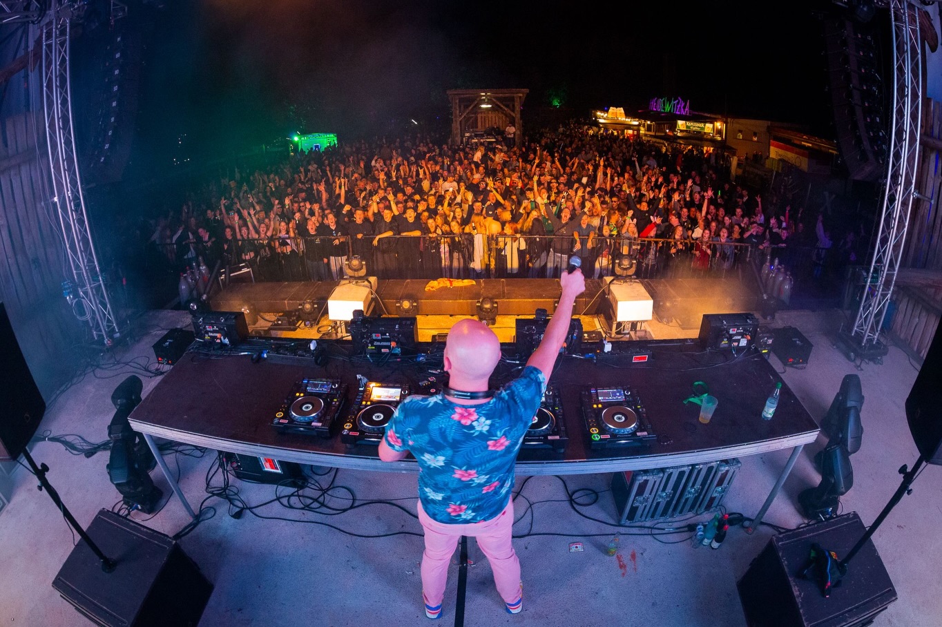 Brian Ferris – bekannt von den legendären Glitterboys!
@djbrianferris
🎉 LAUT & LEGENDÄR – Die Party-Eskalation in Werdau! 🎉
Freitag 13.03
Einlass: 21 Uhr
Location: Meine Linde Werdau
Feierlaune auf Anschlag – wir bringen euch den Abriss, den ihr verdient!
*LAUT & LEGENDÄR* ist kein normaler Partyabend – es ist eine glitzernde Abrissbirne mit Dauerfeuer auf dem Dancefloor!
🔊 Mit dabei:
MartinBepunkt - Partyrakete und Hitproduzent mit 100 Mio von Streams.
Was die beiden an den Decks zaubern, bringt jede Halle zum Kochen - 100 % Stimmungsgarantie!
💥 Was euch erwartet:
- Abriss-Sound aus Party, Pop, 90er, 2000er & Eskalation
- Freier Eintritt: komm bis 22:00 Uhr und erhalte Freien Eintritt
- Getränke Specials: LONGDRINKS & BIER FÜR 3€ BIS 0:00
- Mikrofon-Action & Publikumsnähe
- Glitzer, Konfetti & ein Publikum, das feiern WILL!
👉EINTRITT FREI BIS 22 UHR
FACEBOOK:
✅ Bei der Veranstaltung auf Zusagen drücken
INSTAGRAM:
✅ 1. Folge @meinelinde2.0 auf Instagram
✅ 2. Teile die Veranstaltung in deiner Story und schreibe uns
„Laut“ via INSTA DM
🎟️ ABENDKASSE VORHANDEN
👟 Tanzschuhe an. Stimme ölen. Freund*innen einpacken.
💬 Save the date & lad deine Crew ein – das wird LEGENDÄR!
#lautundlegendär #werdau #glitterboys #martinbepunkt #brianferris abrissmitansage partytime