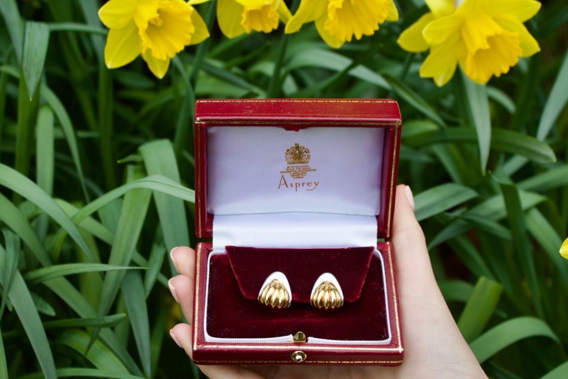 Happy St.Davids Day 🏴
Dydd Gwyl Dewi Hapus 🏴
Super stylish vintage gold earrings retailed by Asprey & Co
Full details on our website
🔗in bio
#stdavidsday #vintagejewelry #earrings #thingswelove #march