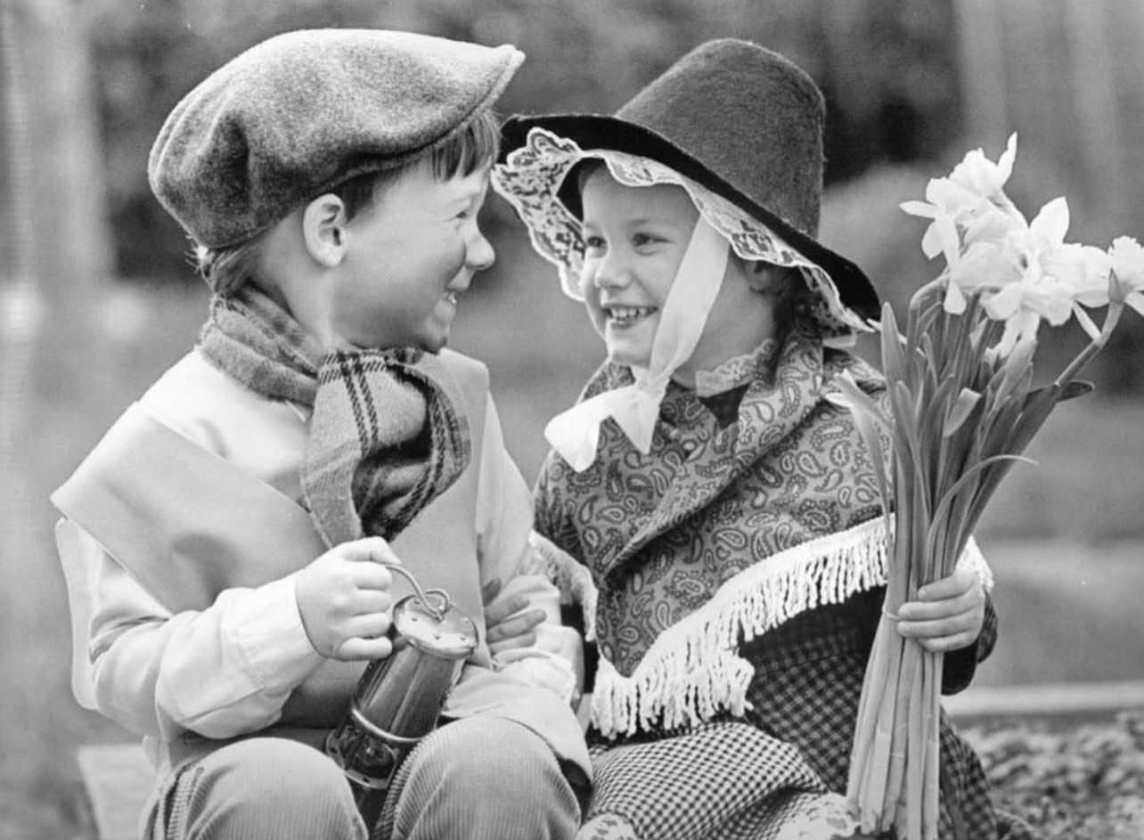 Happy St David’s Day! 🏴I took this picture of our daughter Faye & son Ric, when I worked for Celtic Newspapers in South Wales back in the 80s. They both regularly, modelled for set up newspaper pictures for me. ❤️❤️