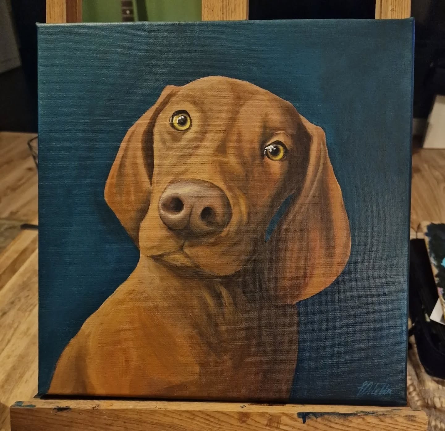 A different kind of challenge… 🐾🎨
Don’t worry, the florals aren’t going anywhere 🌸
But every now and then I love pushing myself creatively.
Ginger was the perfect subject for that challenge.
Those eyes. That head tilt. That soft expression. She had so much personality to capture, and bringing her to life on canvas was an absolute joy.
There’s something special about painting someone’s best friend, it’s not just about getting the likeness right, it’s about capturing them.
Would you trust me with your furry soulmate? 🤎
#petportrait #dogportrait #vizsla #dogsofinstagram #petart acrylicpainting artistsoninstagram ukartist animalart commissionartist supportsmallbusiness creativechallenge artcollector originalart womenwhopaint dogmumlife customart