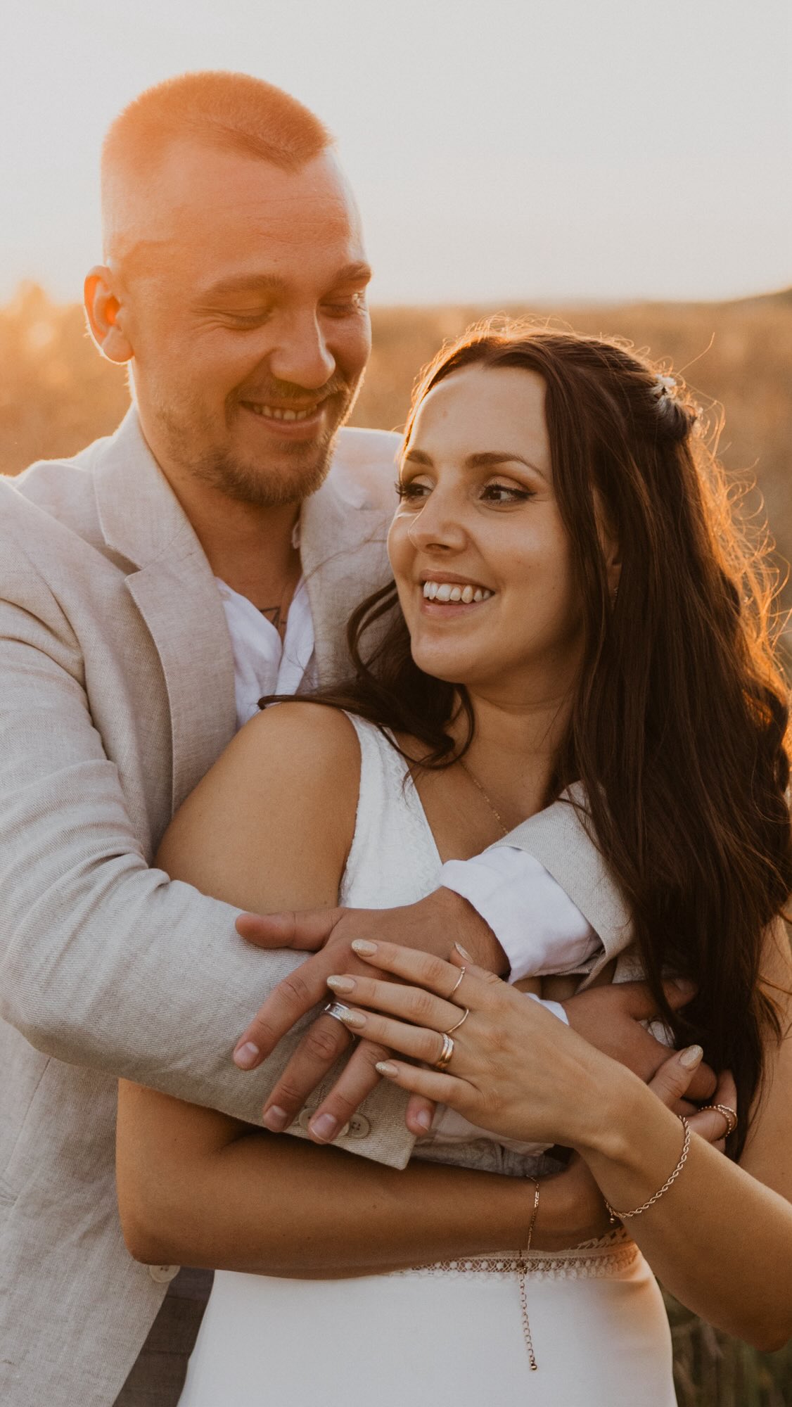 Att fotograferas ska inte vara en jobbig och stel grej som ni måste genomlida för att sen få bilder där ni står poserat och ler krampaktigt in i kameran. Att fotograferas ska vara kul och avslappnat, en härlig grej där ni får vara er själva och där ni sen får bilder som också visar allt detta! 😍
När jag står bakom kameran så finns det absolut inga regler eller måsten. Ni behöver inte veta innan vad ni ska göra, ni måste inte posera på ett visst sätt och ni måste inte ens titta in i kameran 😄
Det ni däremot får göra är allt ni känner för i stunden, gå hand i hand över en äng, kramas på ert sätt, mysa like there’s no tomorrow, gapskratta, skutta, dansa och bara ha kul. Allt är tillåtet! Och vet ni inte vad ni ska göra så är jag ju där. Inte bara för att ta bilderna, utan också att guida er igenom hela fotograferingen, hjälpa er att slappna av och ge er instruktioner som ni får tolka på ert sätt så att bilderna visar vilka just NI är 🧡