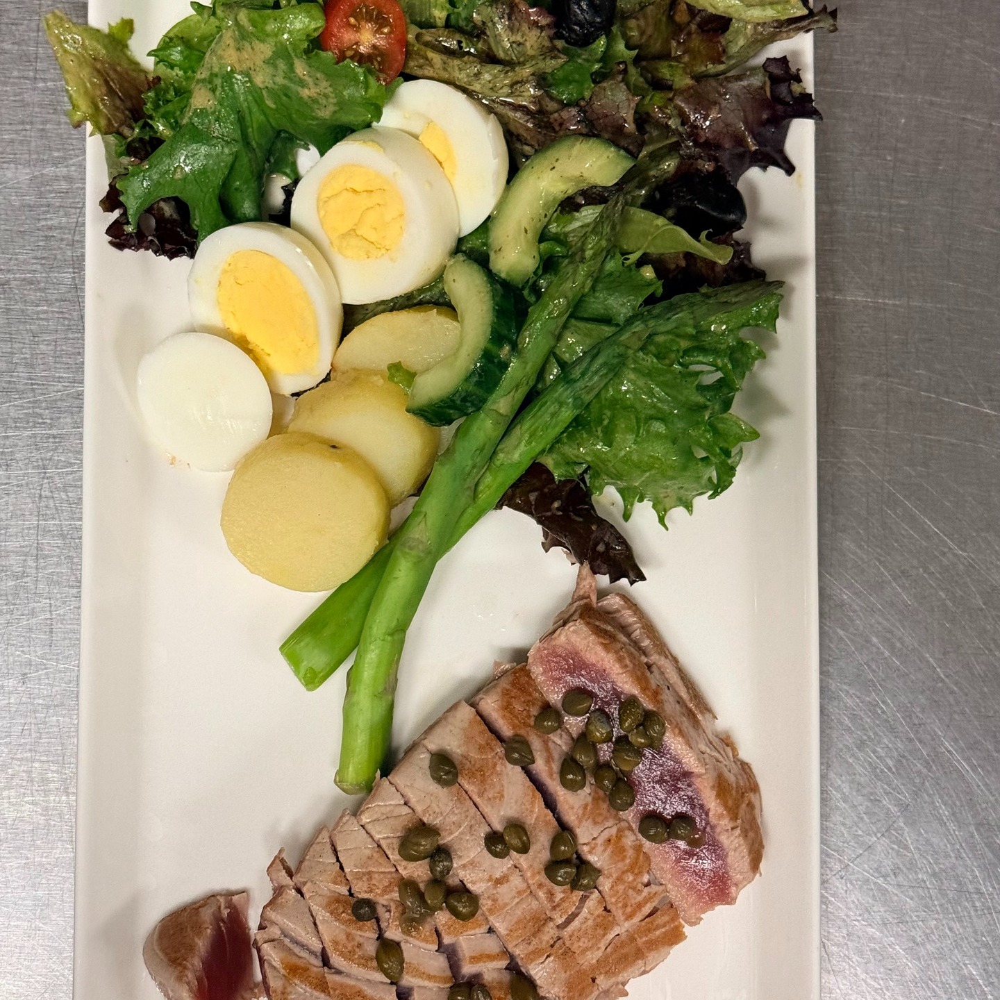 Salade Niçoise ☀️
They say this Southern France classic is perfect for warm weather… and we agree. But honestly? We love it in every season — especially when the sun is shining.
Our take features seared ahi tuna, tender asparagus, baby potatoes, crisp cucumber, ripe tomatoes, briny capers, and fresh leaf lettuce, all tossed in a bright Dijon vinaigrette. Fresh, vibrant, and satisfying.
Join us for dinner this Friday or Saturday night and taste it for yourself. Reserve your table now at link in bio! 🍽️✨
#madrivervalley #eatmrv #staymrv #eatinabarn #ahituna #Niçoise