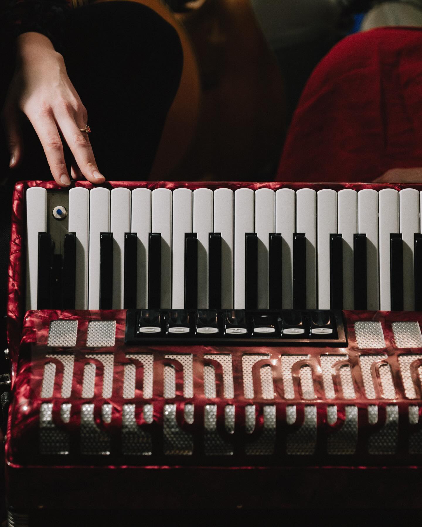 Huge thanks to all who came to celebrate St Davids Day at our first very special gig with @elinacarys and poetry read by John Wynn Jones at Swan Hill organised by the brilliant @joeparnelljonestvc
Diolch yn fawr iawn i bawb a ddaeth i’n gig cyntaf arbennig iawn gyda @elinacarys yn Swan Hill, a drefnwyd gan y Joe Jones gwych.
📷 @liambray_photography
@prettyrubbishevents