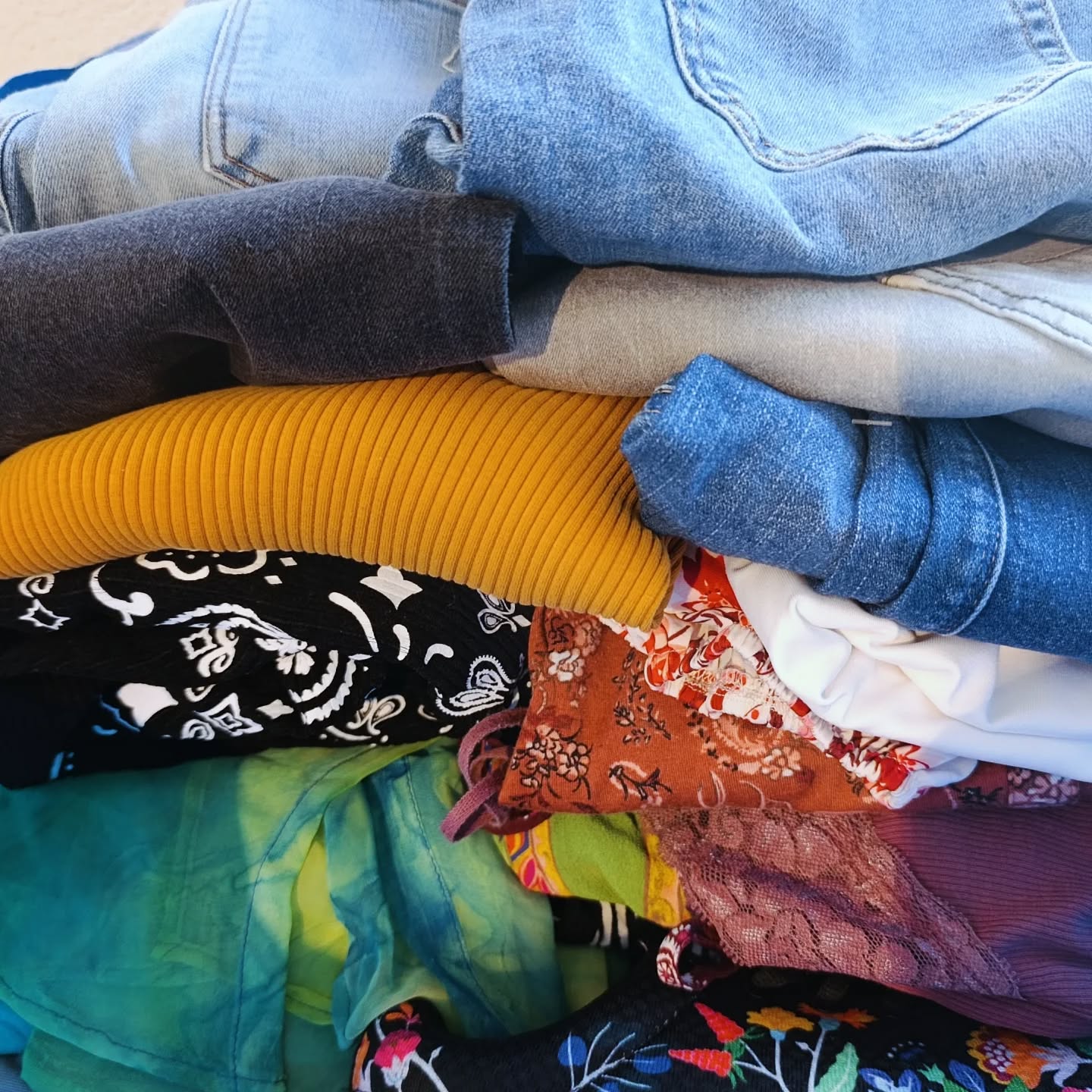 Es ist wieder einmal soweit ...🌷
Ich möchte viele Kleider und Co aus dem Secondhand (Sommer und Winter) und auch ein paar neue Sachen weiter geben.
An einen Ort, Institution wo sie Freude und Nutzen verbreiten 😊.
Alles zusammen, es werden keine einzelnen Teile angeboten und es müsste diese Woche abgeholt werden.
Ich freue mich von dir zu hören 💕