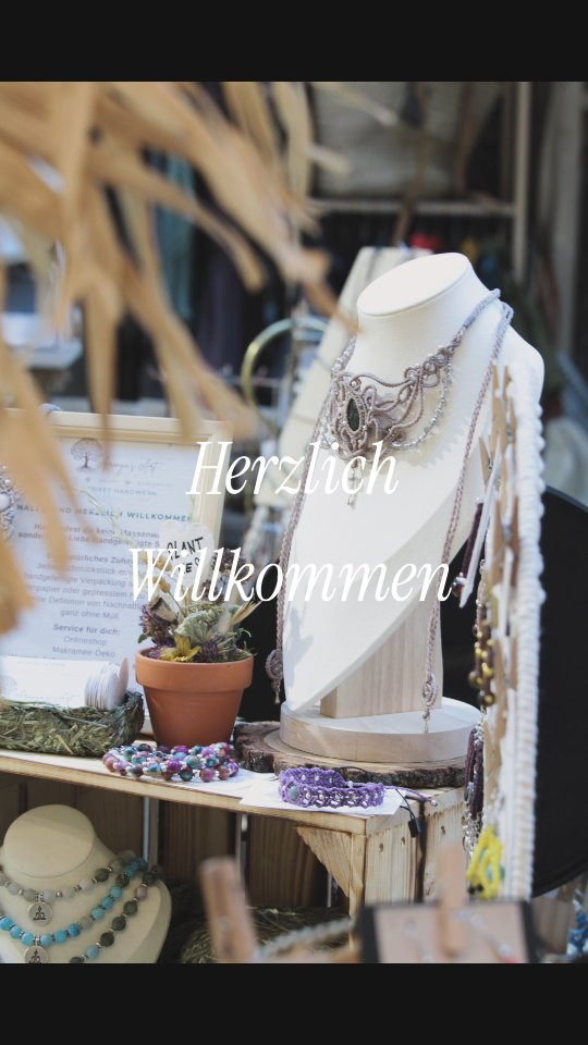 Vorhang auf... mein kleines Reich ist fertig! 🦌✨
Was für ein Tag... in der Früh noch alles in Kisten und jetzt? Jetzt steht alles an seinem Platz. ❤️🫶🏻
Es ist ein so schönes Gefühl, wenn aus einer Idee im Kopf und vielen Stunden Arbeit endlich dieses fertige Bild entsteht. 🤗 Mein Fach im Reh-Gal in Vöcklabruck ist offiziell bezogen! 🛠️🌸
In jedem einzelnen Schmuckstück, in jeder Verpackung aus Heu steckt so viel Herzblut und Liebe. Und jetzt warten sie dort darauf, von euch in die Hand genommen und entdeckt zu werden.🥰🌱🌈
Es war ein langer Tag, die Beine sind schwer, aber mein Herz hüpft! Danke an alle, die heute so mitgefiebert haben – ihr seid der Wahnsinn. ❤️
Wie gefällt euch das Endergebnis? Schaut doch mal im Video genau hin – welches Teil springt euch als Erstes ins Auge? 🔎✨
Ich genieße jetzt glücklich die Abendstunden mit meinem Mann und freue mich auf alles, was kommt!
Habt es fein ihr Lieben✨🫶🏻❤️
#AranyasArt #RehGalVöcklabruck #Vöcklabruck #Geschafft #HandmadeInAustria SlowFashionSchmuck Kunsthandwerk Neueröffnung Glücklich Stolz EinzugGeschafft