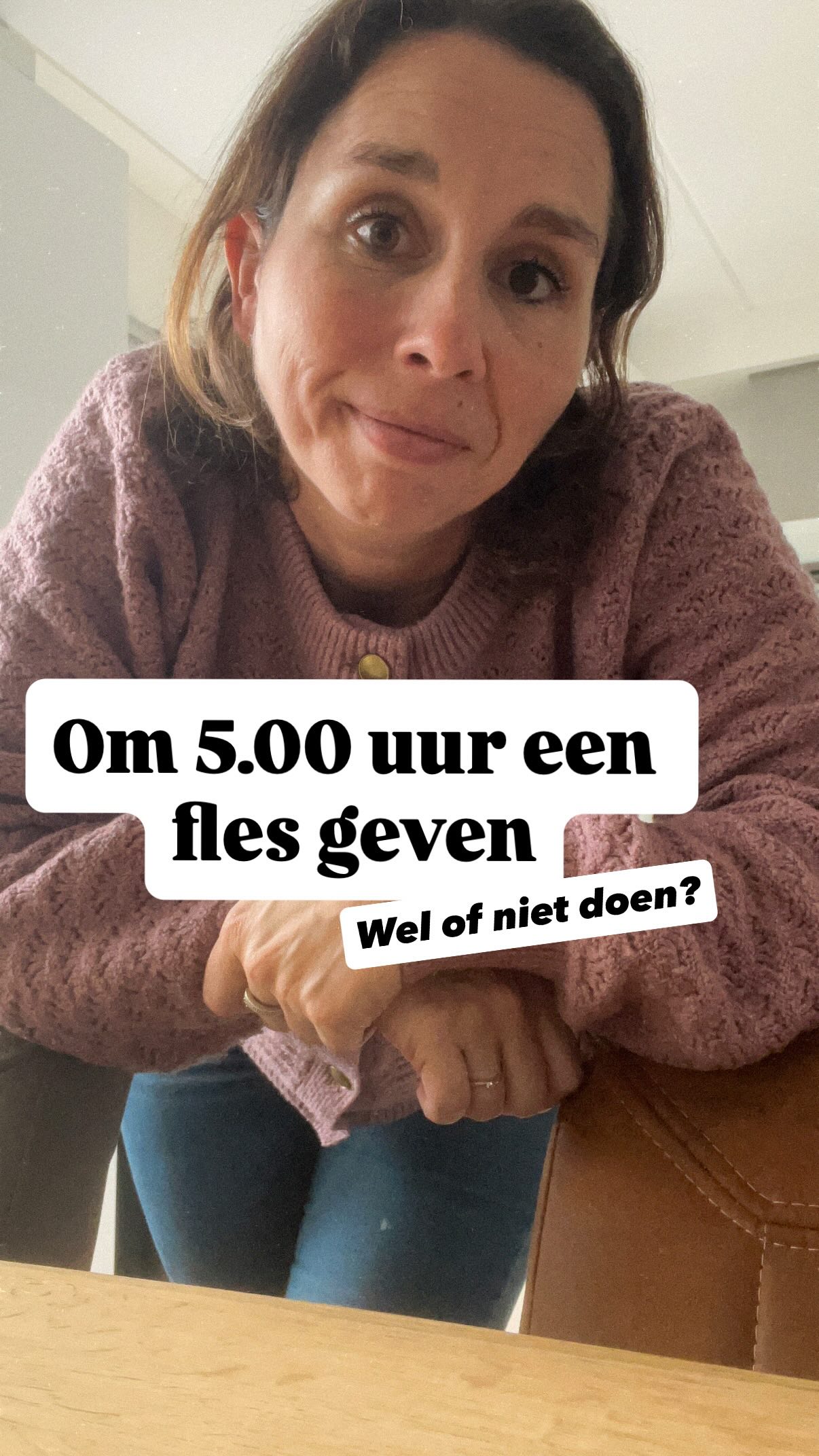 💫 Wel of geen borst fles om 05:00 uur?
We zien vaak kindjes in de praktijk die om 05:00 uur wakker worden en dan nog een fles of borstvoeding krijgen.
Maar vervolgens heeft je kindje bij de start van de dag eigenlijk geen honger omdat de voeding te dicht op de ochtend zat.
En ook horen we vaak dat kindjes na die 5 uur fles lastig weer in slaap komen.
❓Dus wel of niet voeden om 05:00 uur?
✨Als jouw kindje altijd vroeg wakker is en die voeding helpt om nog even verder te slapen zodat je de dag na 06:00 uur kunt starten, geef dan om 05:00 uur nog een kleine voeding. Blijft je kindje wakker worden in de vroege ochtend, dan wil je even goed naar het slaap- en voedingsritme kijken
✨Is jouw kindje al ouder dan 12 maanden, dan is ons advies om die vroege ochtend voeding toch even uit te stellen tot 06:00 uur. Vaak is het ook een stukje gewenning
✨Is je kindje jonger en slaapt het de nacht eigenlijk goed door maar komt het dan om 05:00 uur voor die voeding? Dan zou je met een droomvoeding later op de avond die vroege ochtendvoeding wat op kunnen schuiven
✨Bij jonge baby’s die nog meerdere nachtvoedingen krijgen is die voeding om 05:00 uur heel normaal. Voed je kindje dan gewoon als hij dat nodig heeft.
🙏🏻 En het belangrijkste: doe vooral wat werkt! Als jouw kindje het goed doet met een voeding in de vroege ochtend, dan vooral zo laten. Wil je toch eens goed naar dat slaap- en voedingsritme kijken, neem dan gerust contact met ons op. We denken graag even met je mee!
Liefs,❤️
Patricia